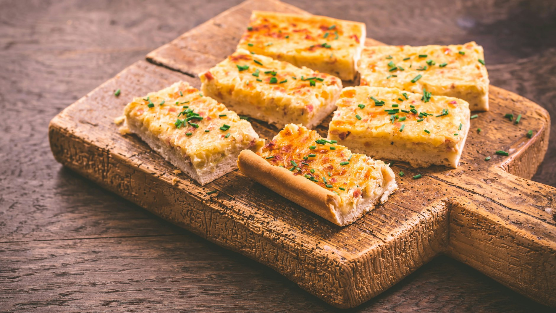 Das Zwiebelschneiden ist etwas mühsam, weil zwei Kilo einfach eine große Menge ist. Ansonsten geht das Backen von Zwiebelkuchen aber vollkommen leicht.