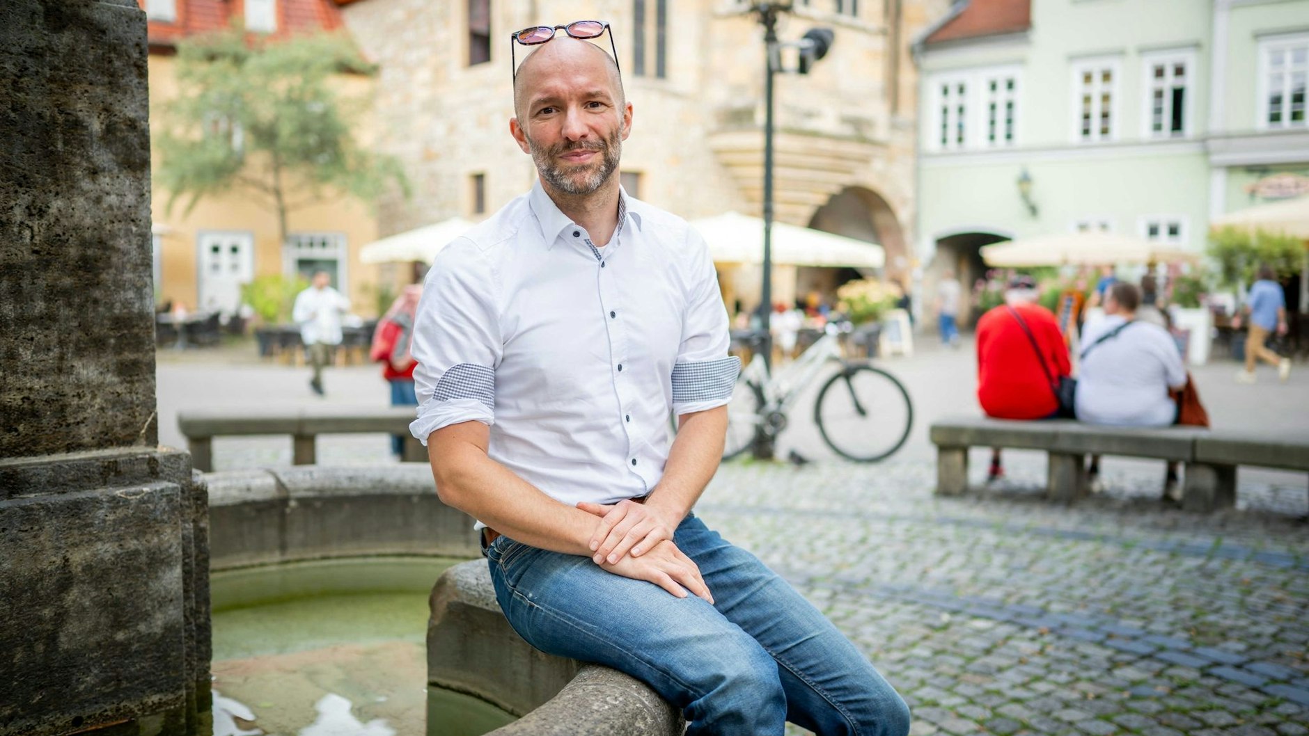 Der Projektleiter für das Welterbe in der Stadt Erfurt, Martin Sladeczek, sitzt auf dem Erfurter Wenigemarkt. 