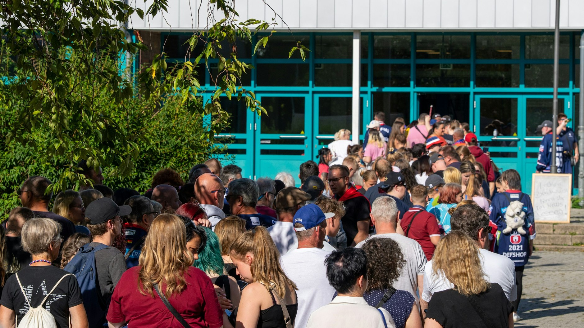Zahlreiche Zuschauer stehen vor dem Einlass zum ersten öffentlichen Training der Eisbären Berlin in Hohenschönhausen am Wellblech-Palast (Welli) an.