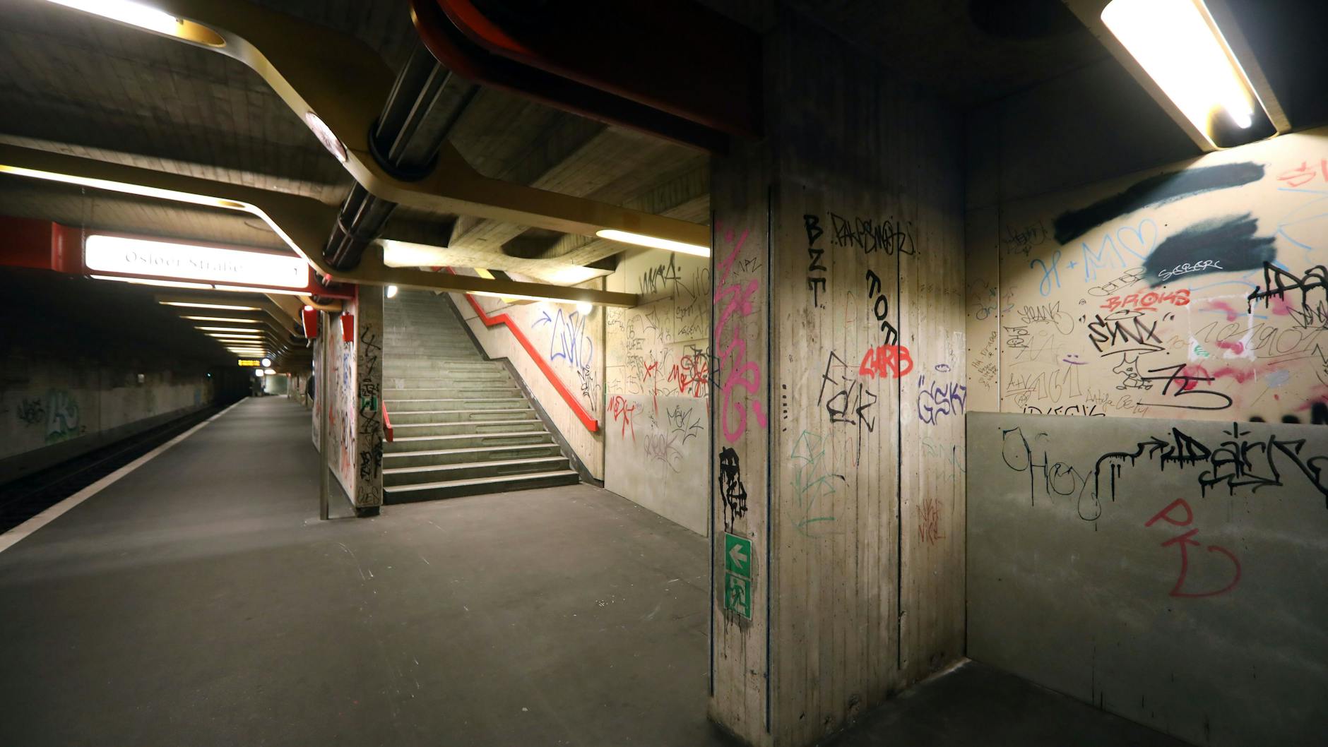 Nicht gerade ein gastlicher Bahnhof: So sieht der abgerockte U-Bahnhof Schloßstraße aus.