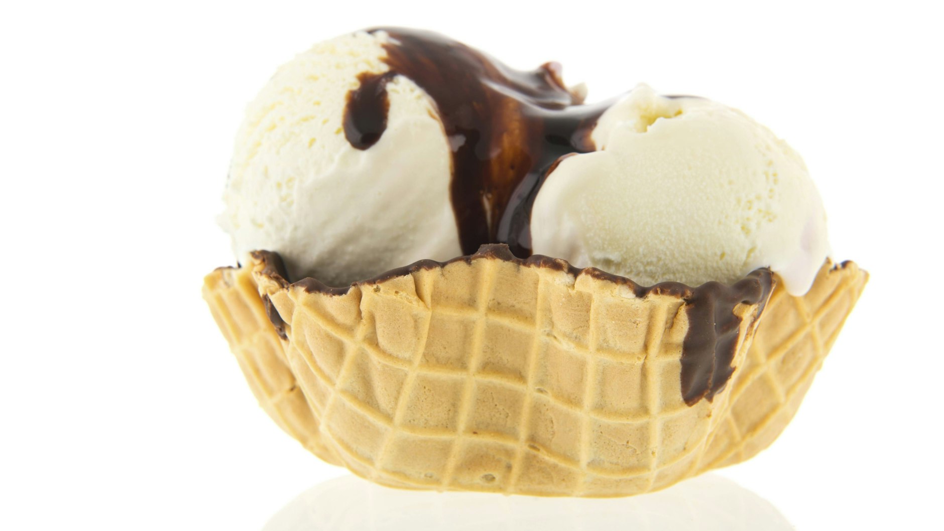 Ein leckeres Eis ohne Schickimicki: Zwei Kugeln Vanille in der Waffel, dazu etwas Schokosoße, fertig ist der kühle Genuss für den Sommer. In der DDR wusste man, wie es geht.