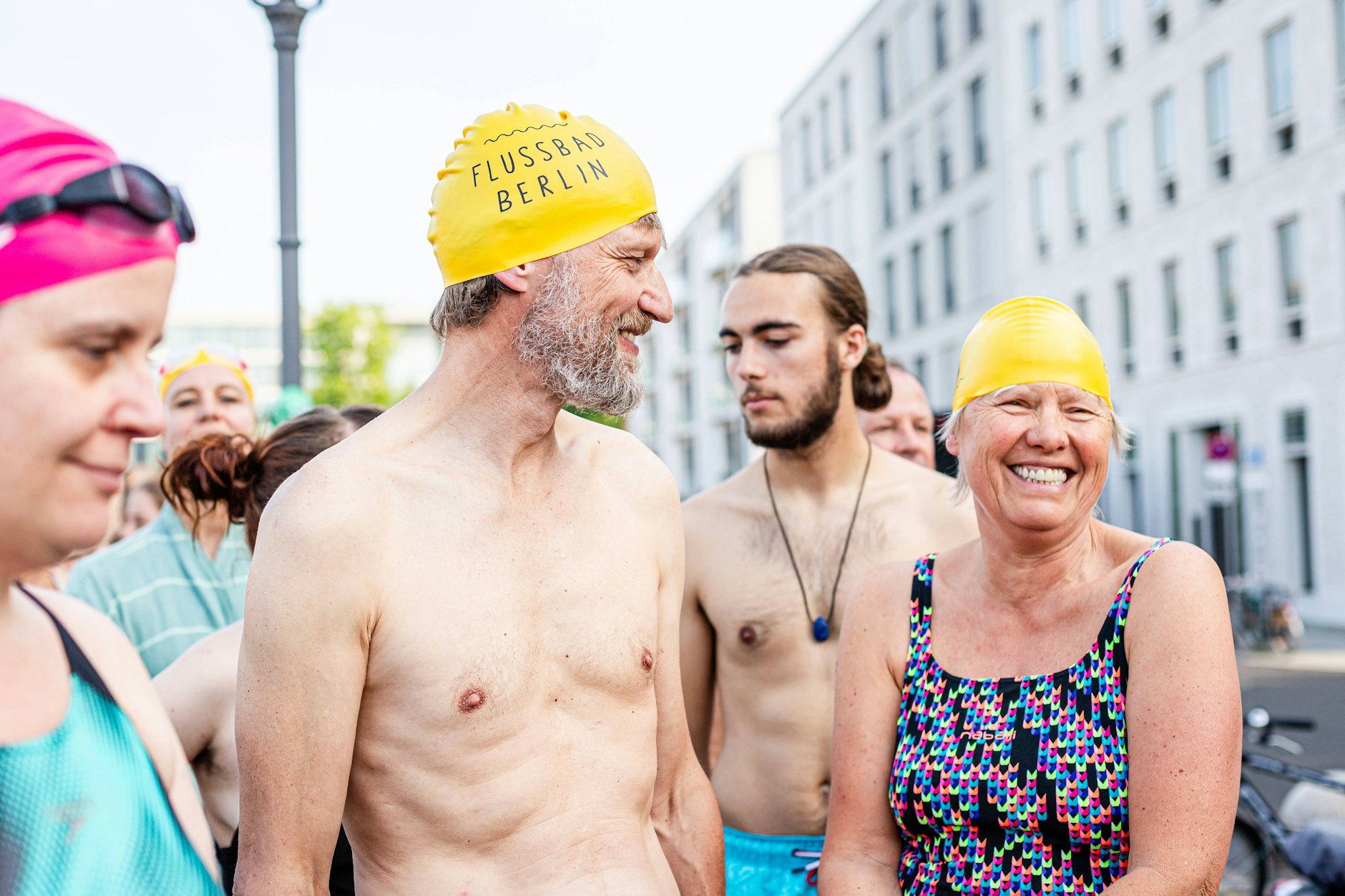 Die Initiative FlussBad Berlin veranstaltete am Schinkelplatz eine mit-Schwimm-Demonstration unter dem Motto Badeverbot wegschwimmen.