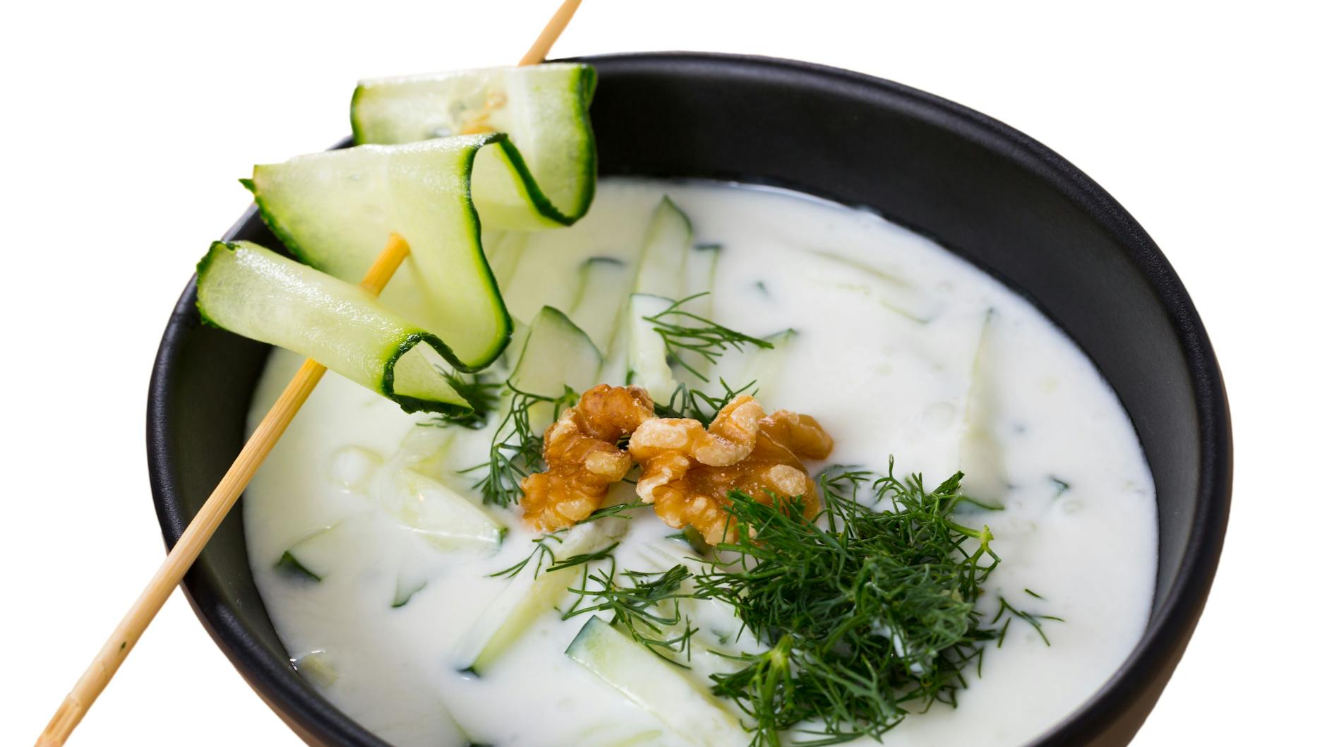 Eine nette Idee, die Gurkensuppe zu garniren. Eine feine, längs gehobelte Gurkenscheibe auf ein Holzstäbchen gesteckt.