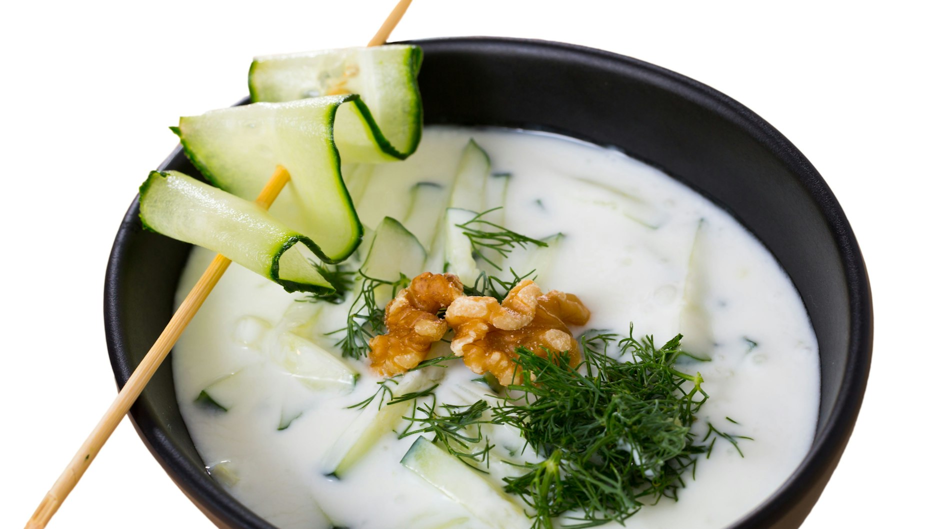 Eine nette Idee, die Gurkensuppe zu garniren. Eine feine, längs gehobelte Gurkenscheibe auf ein Holzstäbchen gesteckt.