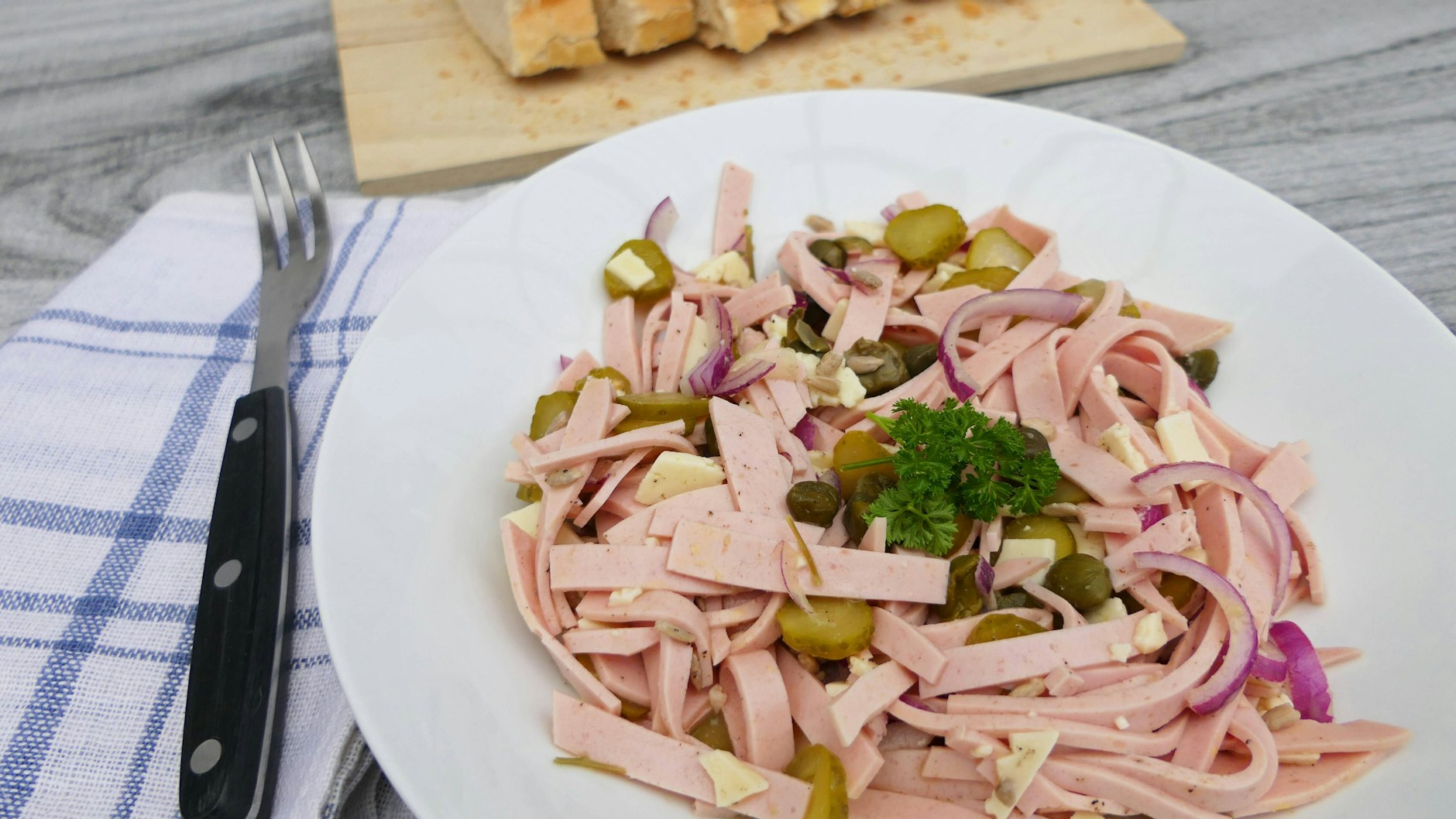 Für eine besondere Note können Sie Radieschen, Käse oder frische Kräuter zum Wurstsalat hinzufügen.