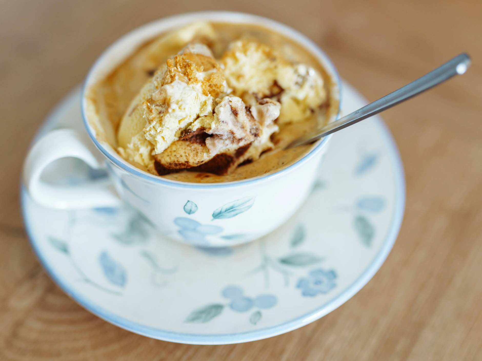 Eine Kugel Eis mit Vanille- oder Mokkageschmack ist die richtige Basis für einen leckeren Eiskaffee im Sommer. Lassen Sie es sich schmecken!