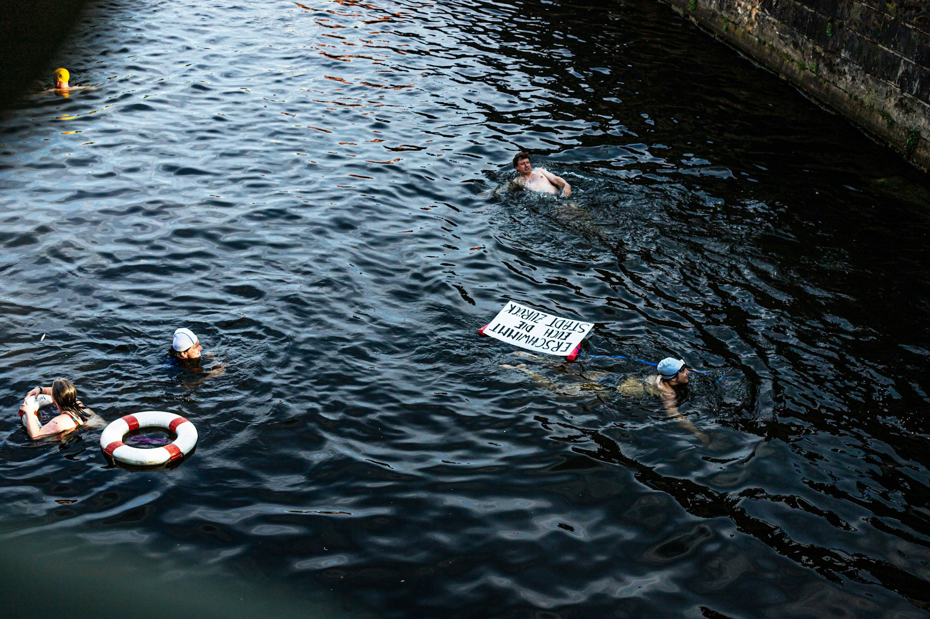 „Das alte Mantra, dass man das Baden wegen der unsicheren Wasserqualität pauschal verbieten müsse, ist überholt“, schreibt der Verein Fluss Bad Berlin. Was denken Sie? Können Sie sich vorstellen, in der Spree zu baden?
