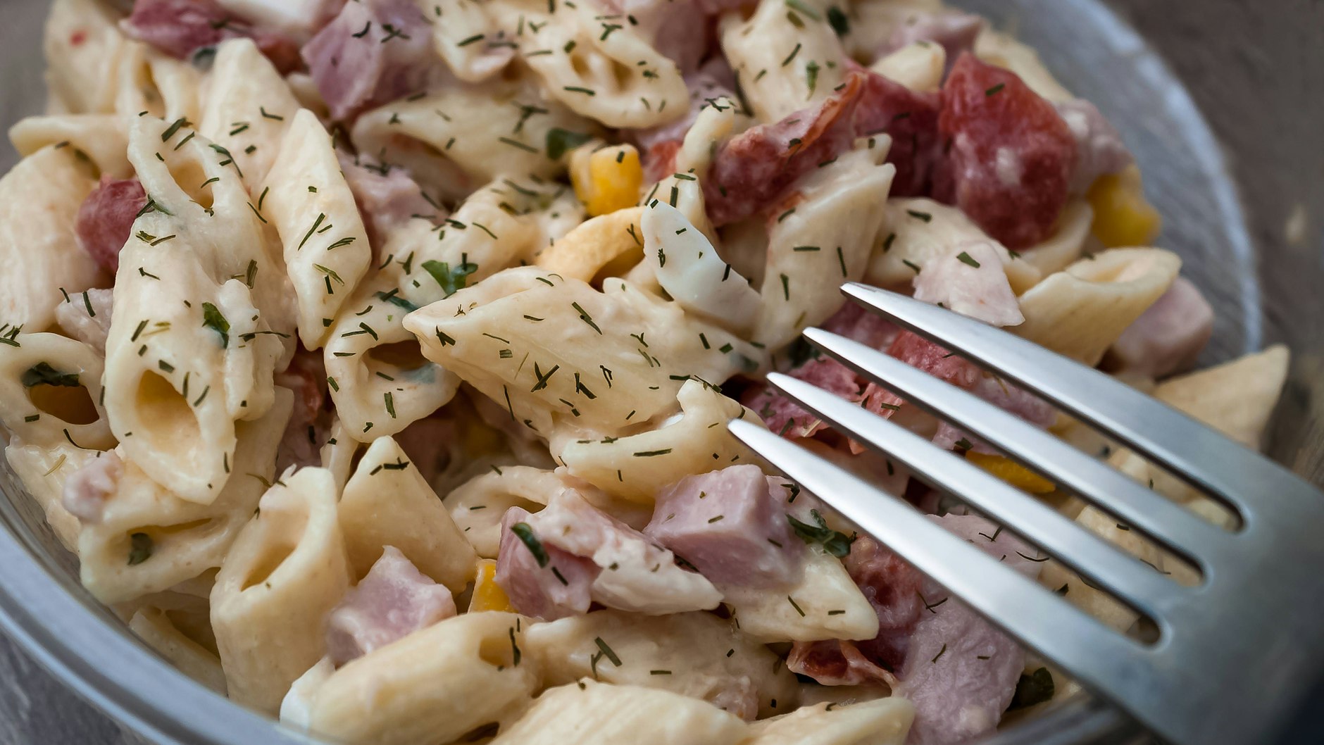 Rezepte für Nudelsalat gibt es viele - aber keiner ist so einfach und lecker wie unser Nudelsalat mit Zaubersoße.