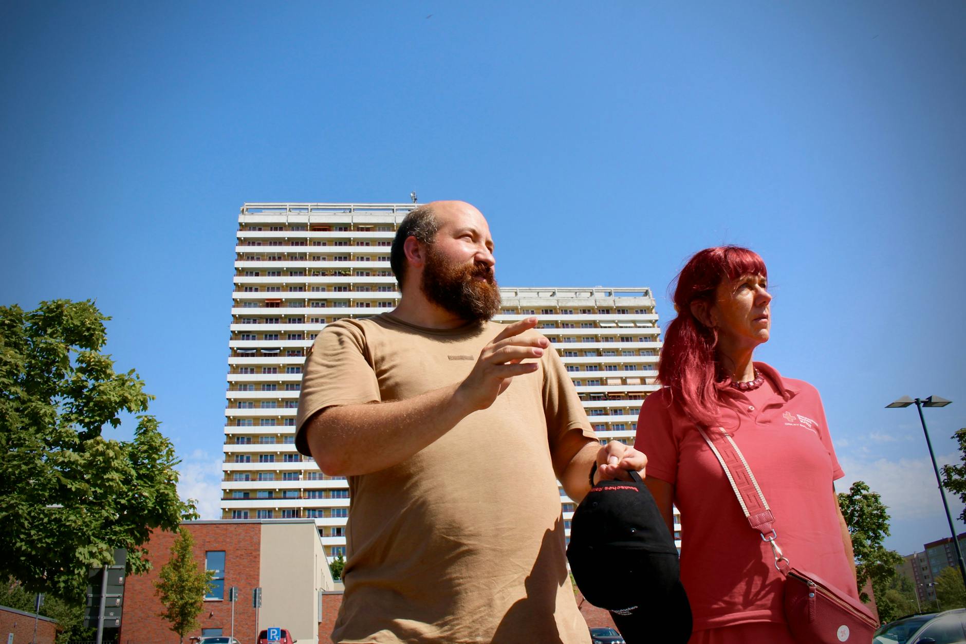 Markus Puppe und Kati Avci vom DRK Nordwest Berlin wissen, dass heiße Sommertage vielen Bewohnern der Plattenbauten, vor allem Älteren, schwer zu schaffen machen.