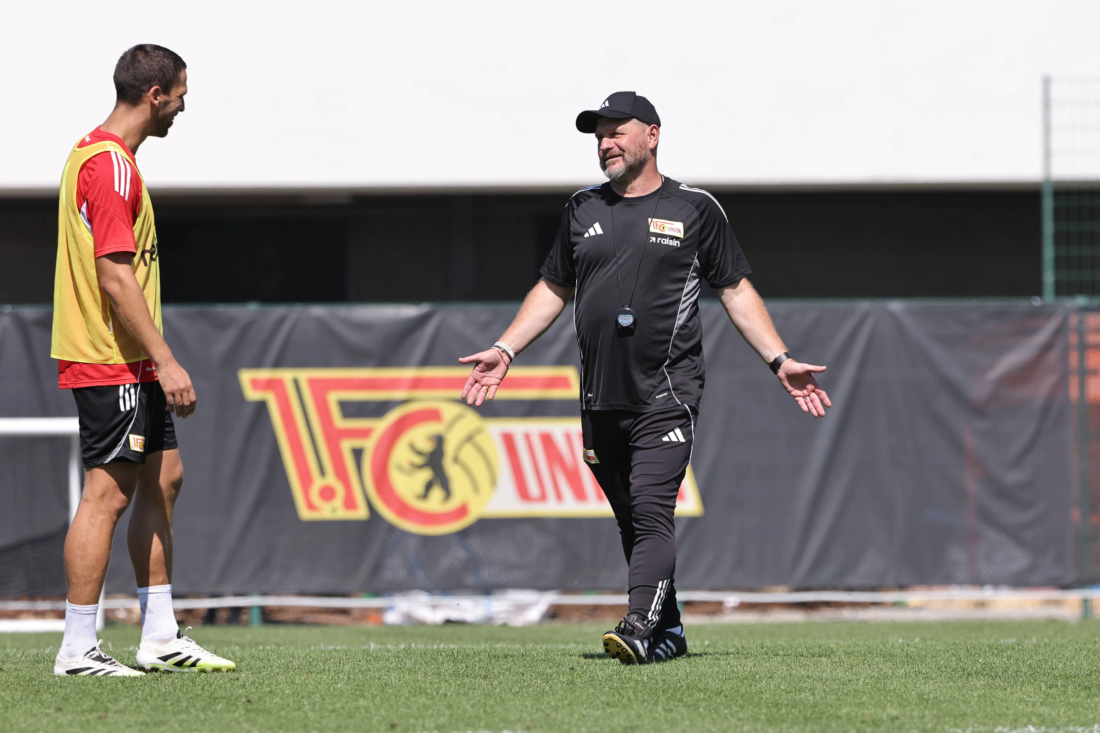 Mittelfeldmotor und Vize-Kapitän Rani Khedira (31) ist zunächst unter Trainer Steffen Baumgart (53) gesetzt und wird für den 1. FC Union in Gütersloh in der Startelf stehen.  