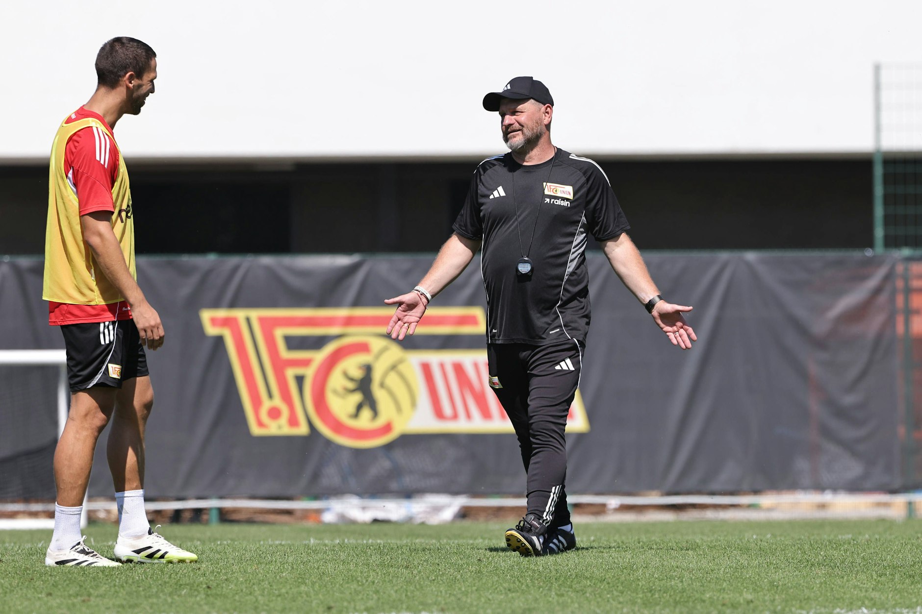 Mittelfeldmotor und Vize-Kapitän Rani Khedira (31) ist zunächst unter Trainer Steffen Baumgart (53) gesetzt und wird für den 1. FC Union in Gütersloh in der Startelf stehen.  