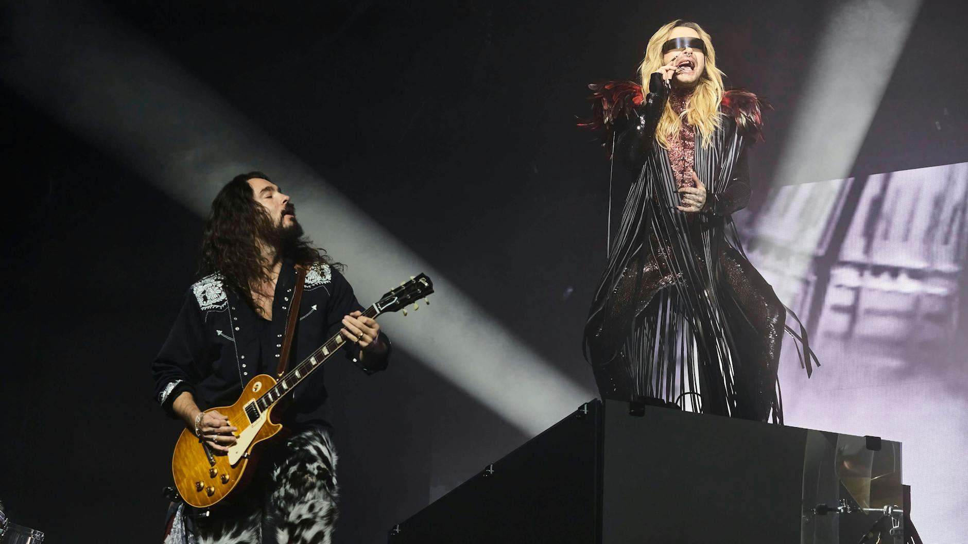 Tom Kaulitz (links) feiert mit seinem Zwillingsbruder Bill und ihrer Band Tokio Hotel am Freitag auf der Parkbühne Wuhlheide „Durch den Monsun - 20 Jahre: The Big Anniversary Show“.