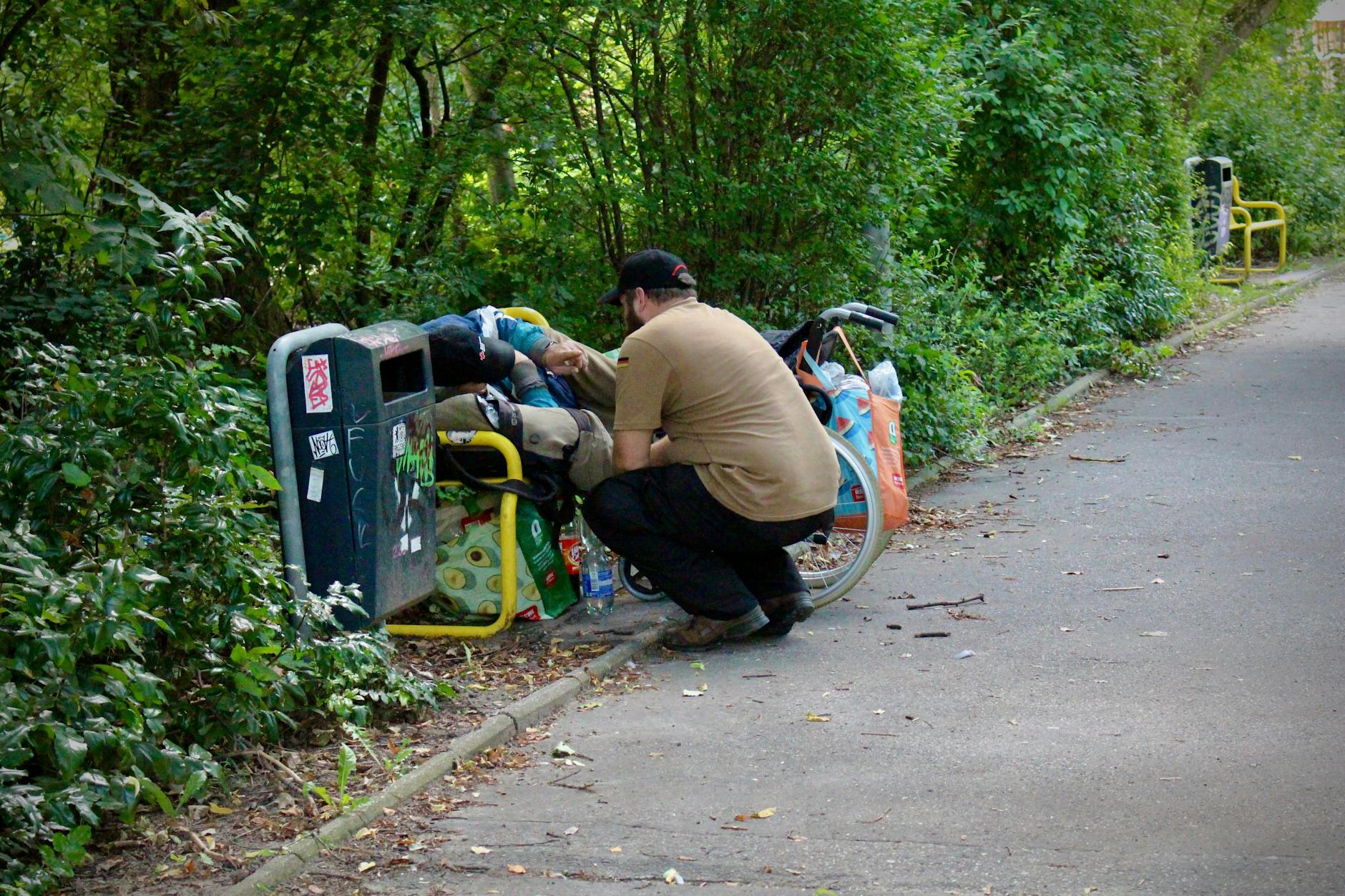 Wer Wohnungslose und Obdachlose in der Hitze sieht, kann mit Wasser, einem Gespräch oder einem Anruf beim Hitzetelefon viel bewirken, meint Markus Puppe vom DRK Berlin-Nordost e.V.