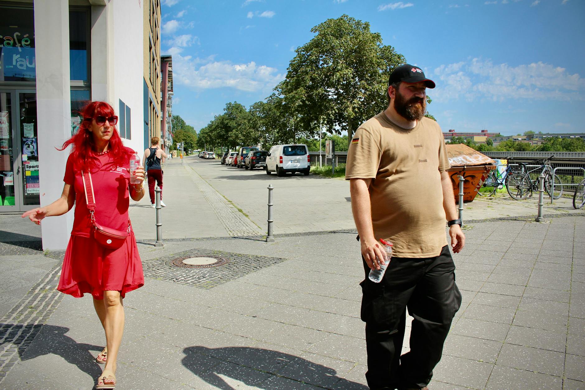 Die Hitze-Helfer vom DRK im Osten Berlins: Kati Avici (l.) und Markus Puppe.
