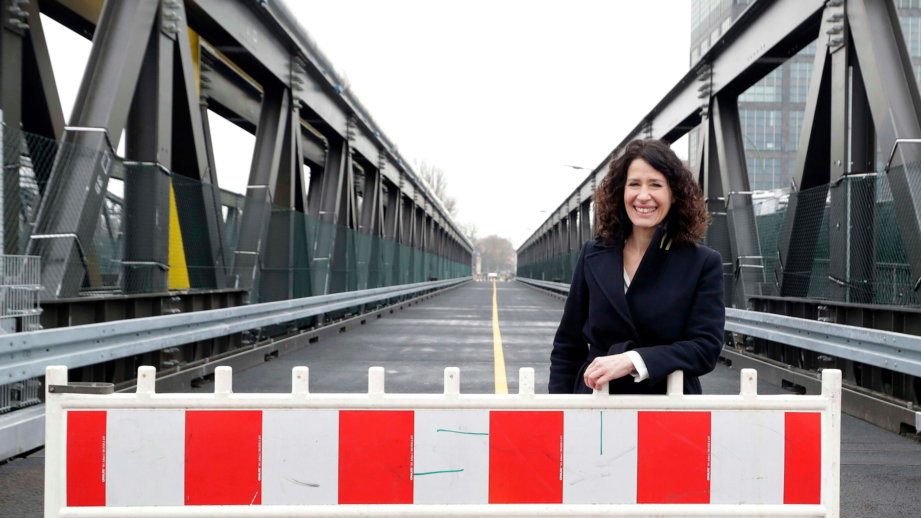 Die damalige Verkehrssenatorin Bettina Jarasch weihte 2022 die Behelfsbrücke für den Neubau der Elsenbrücke ein. Die Brücke muss aber auch regelmäßig gewartet werden.