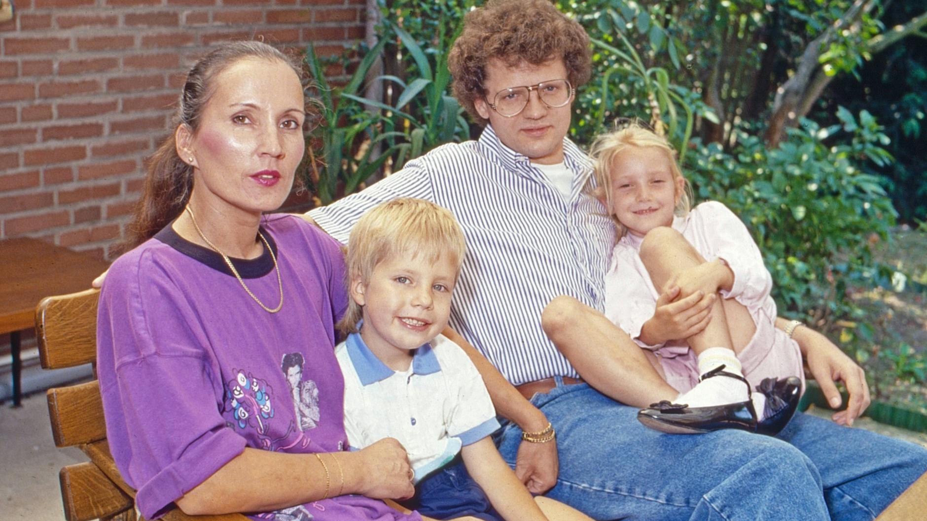 Ulli Potofski mit Ehefrau Monika und ihren Adoptivkindern Susi und Benny 1998. Sie hatten sich vor 29 Jahren getrennt, waren aber noch verheiratet.
