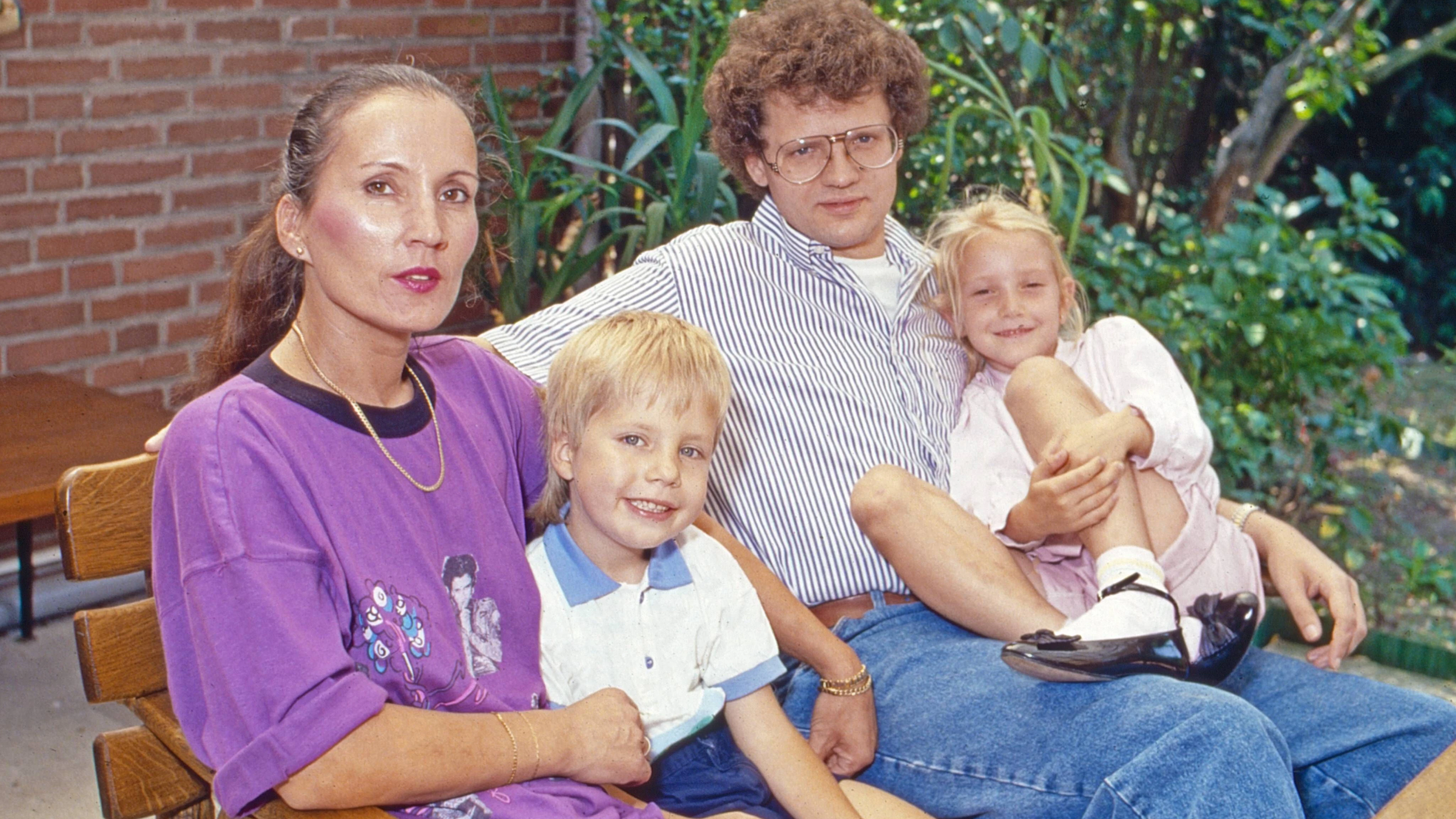 Ulli Potofski mit Ehefrau Monika und ihren Adoptivkindern Susi und Benny 1998. Sie hatten sich vor 29 Jahren getrennt, waren aber noch verheiratet.