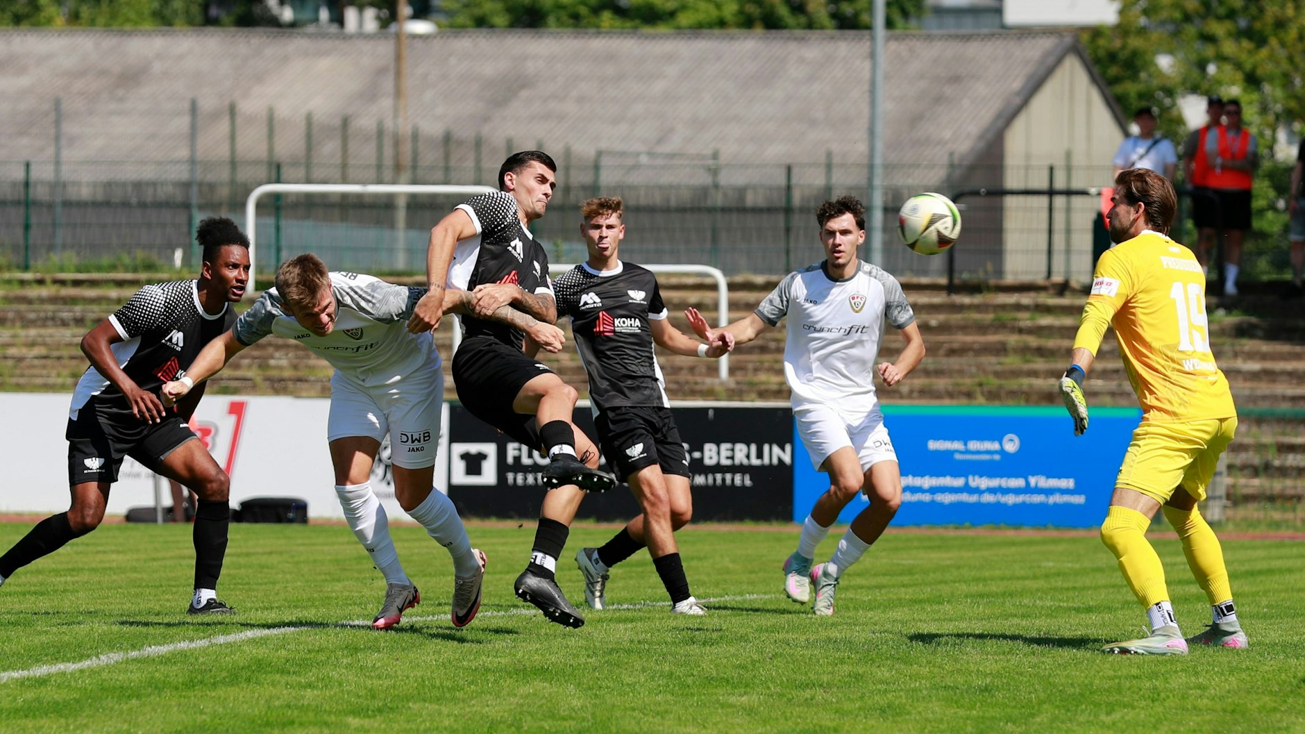 Im Regionalliga-Spiel beim BFC Preussen erzielt Leandro Putaro (2.v.l.) per Kopf&nbsp; mit dem 1:0 sein erstes Tor für den BFC Dynamo - rechtzeitig vorm Pokal-Hit gegen Bochum.