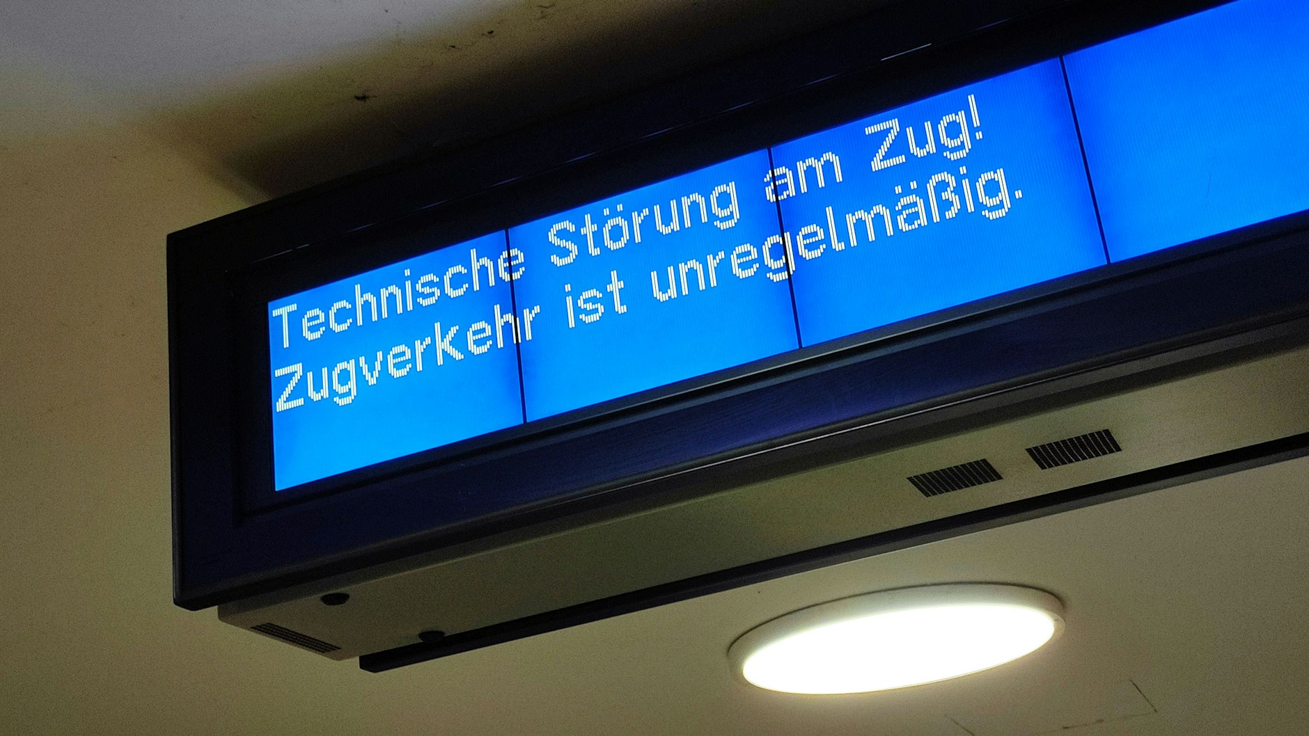 Diese Anzeigen kennen Berliner zur Genüge: Fast jeden Morgen fallen S-Bahnen wegen Signalstörungen oder Defekten am Zug aus.