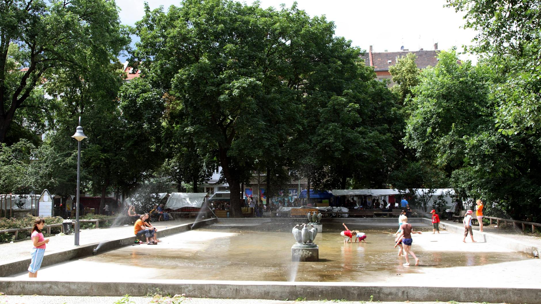 Die Plansche am Boxhagener Platz ist 25 mal 14 Meter groß und wird aus einer Sprühdüse mit Frischwasser versorgt.