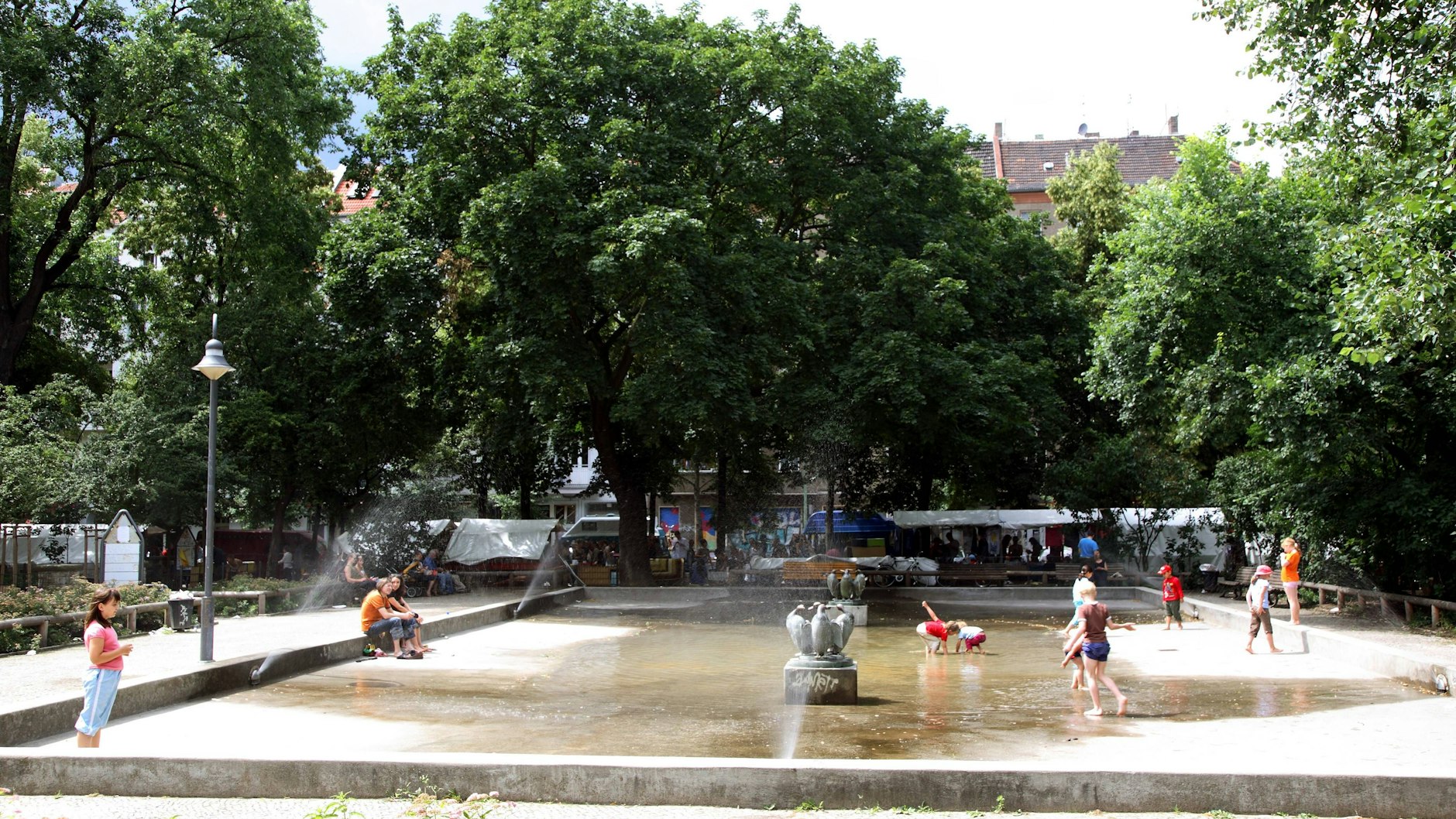 Die Plansche am Boxhagener Platz ist 25 mal 14 Meter groß und wird aus einer Sprühdüse mit Frischwasser versorgt.