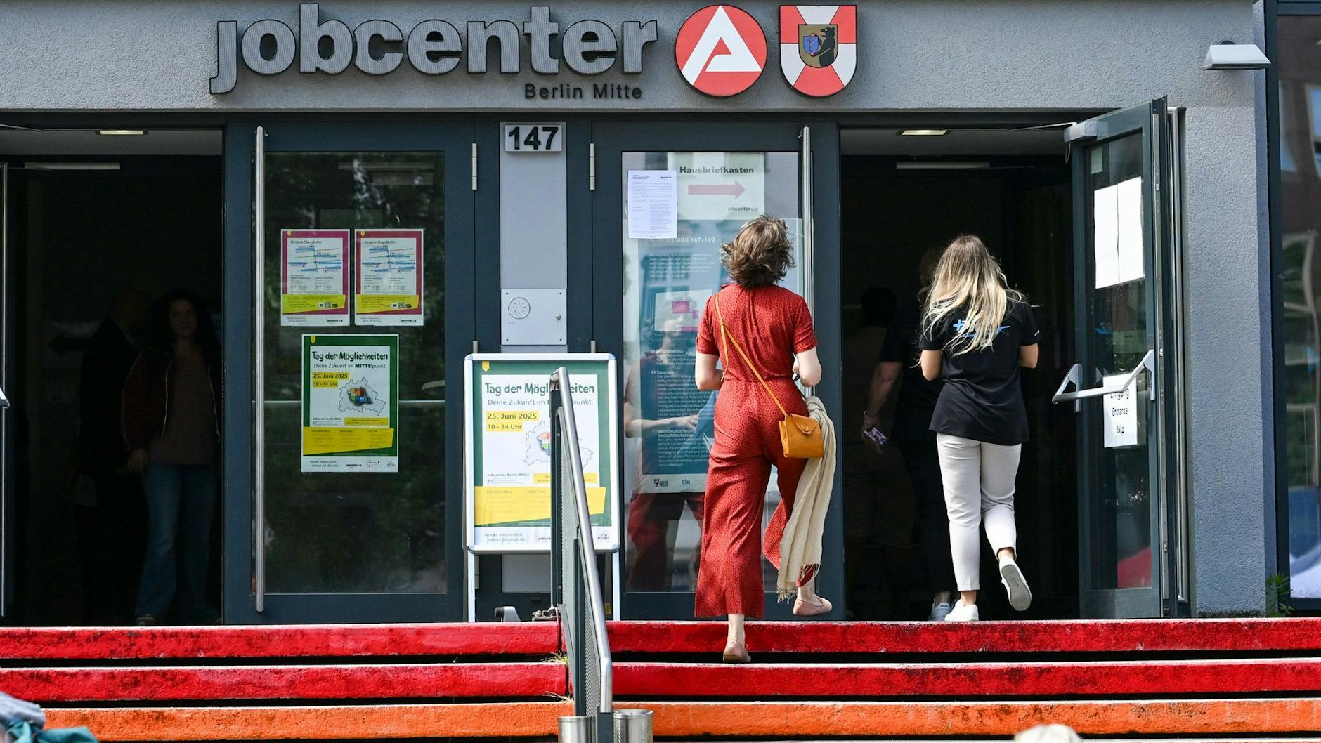 Der Eingang zum Jobcenter Berlin-Mitte. Die Kosten für das Bürgergeld tragen die Jobcenter.