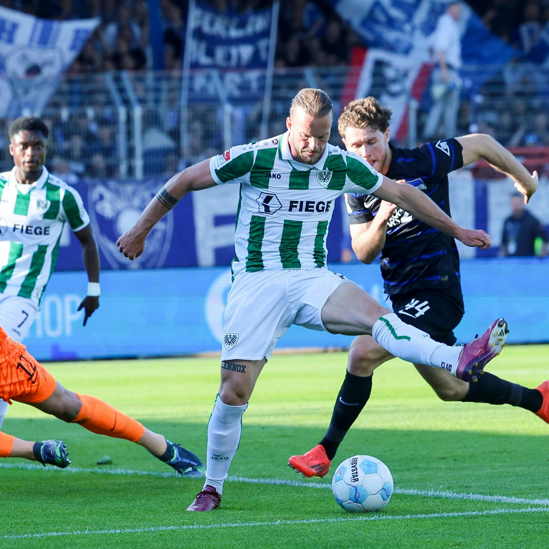Münsters Jorrit Hendrix traf im Rückspiel im Mai 2025 locker per Hacke zum 1:0 gegen Hertha BSC.