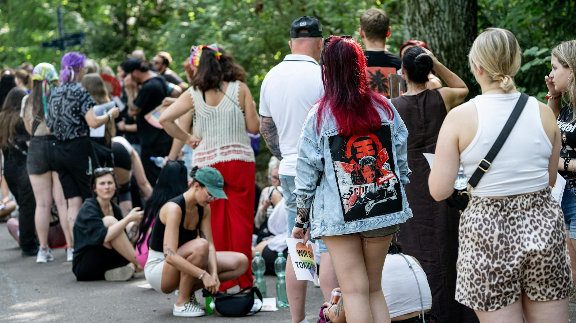 Schon Stunden vor dem Konzert warteten die Fans von Tokio Hotel auf Einlass vor der Parkbühne Wuhlheide.