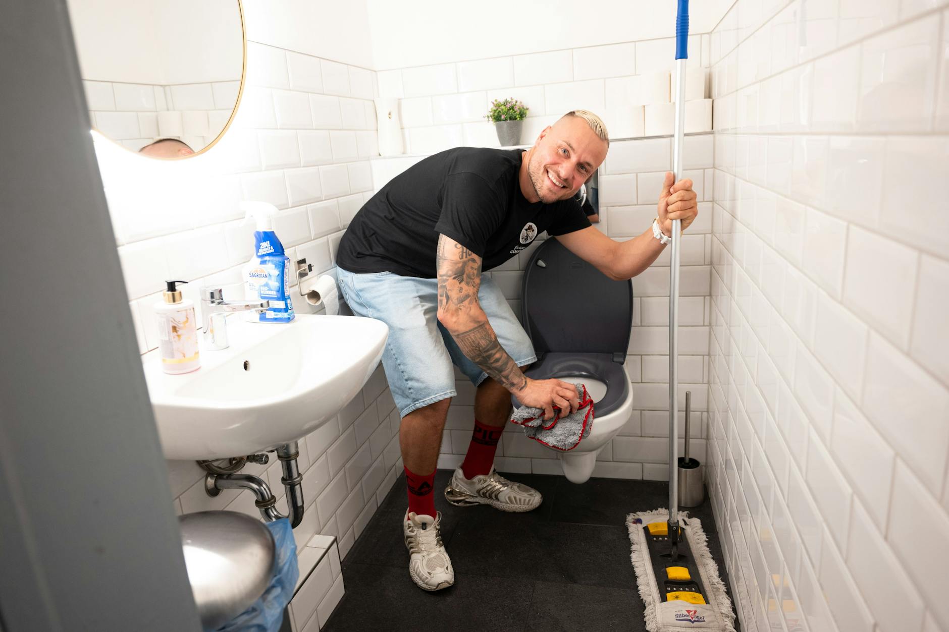 Eric ist sich für keine Arbeit im Café zu schade.