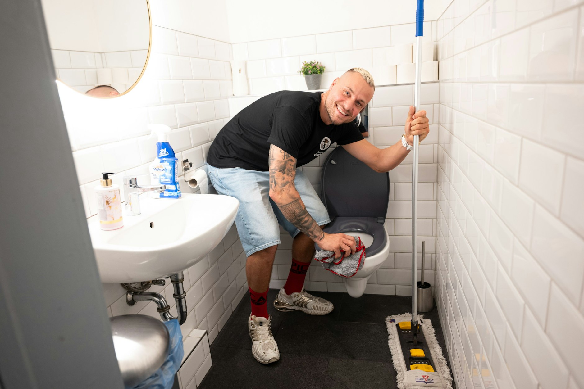 Eric ist sich für keine Arbeit im Café zu schade.
