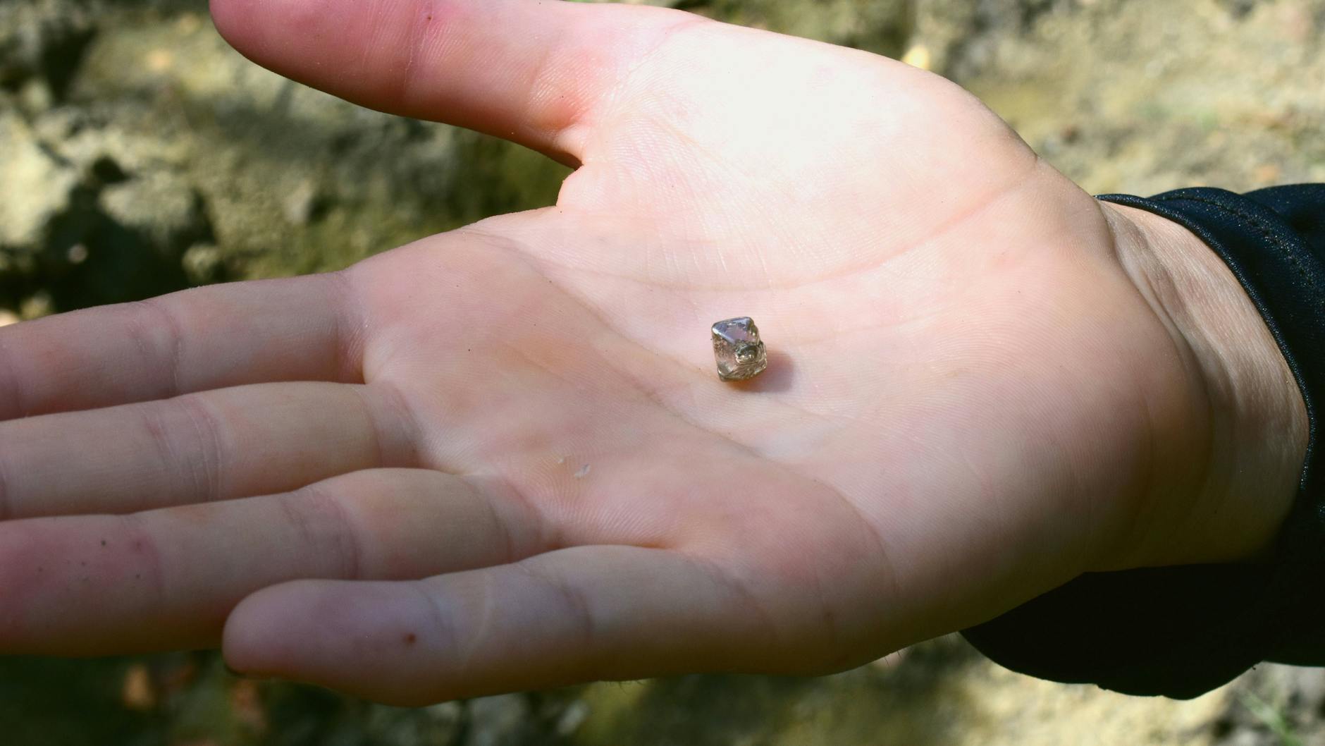 Der Diamant ist winzig, bringt aber trotzdem stattliche 2,3 Karat auf die Waage. Daraus soll nun ein Verlobungsring entstehen.