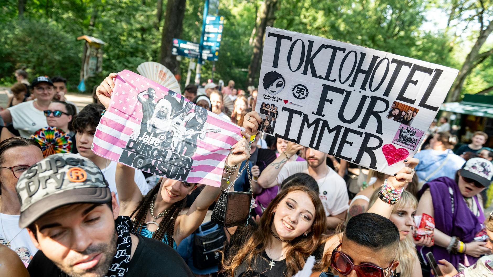 Viele Fans brachten Plakate und Schilder mit zum Konzert, um ihre Stars von Tokio Hotel in der Wuhlheide ordentlich zu feiern.