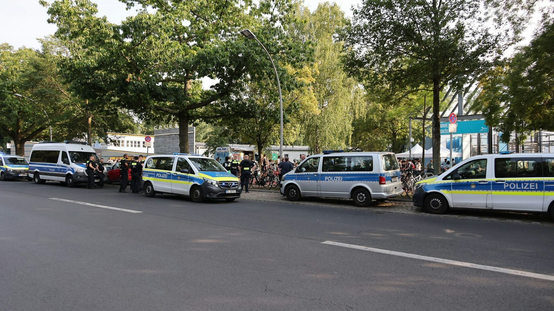 Mit massiver Polizeipräsent konnten die Sicherheitskräfte die Situation im Sommerbad Neukölln unter Kontrolle bringen.