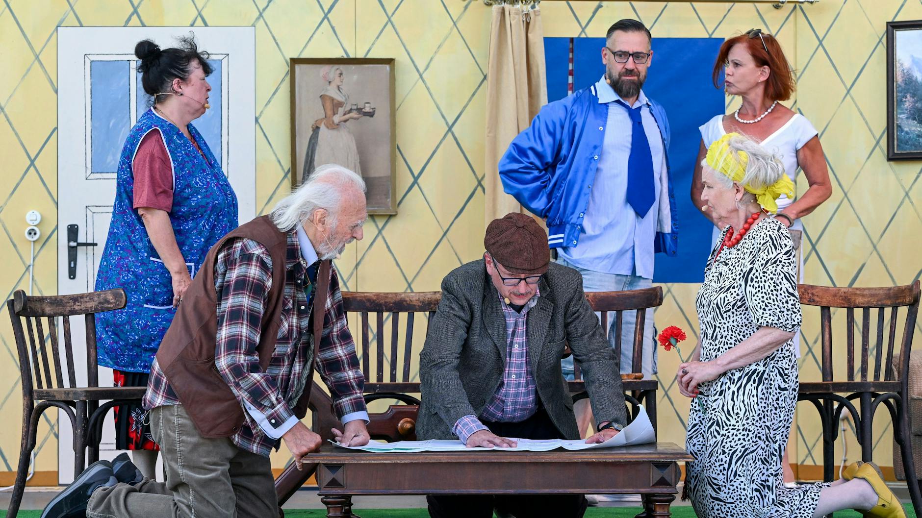 Maxe Baumann in Beelitz: Die Darsteller Heike Köfer , Achim Wolff, Alexander G. Schäfer, Bürger Lars Dietrich, Petra Blossey und Viktoria Haberland spielen in einer Szene im Stück „Maxe Baumann - Ferien ohne Ende“