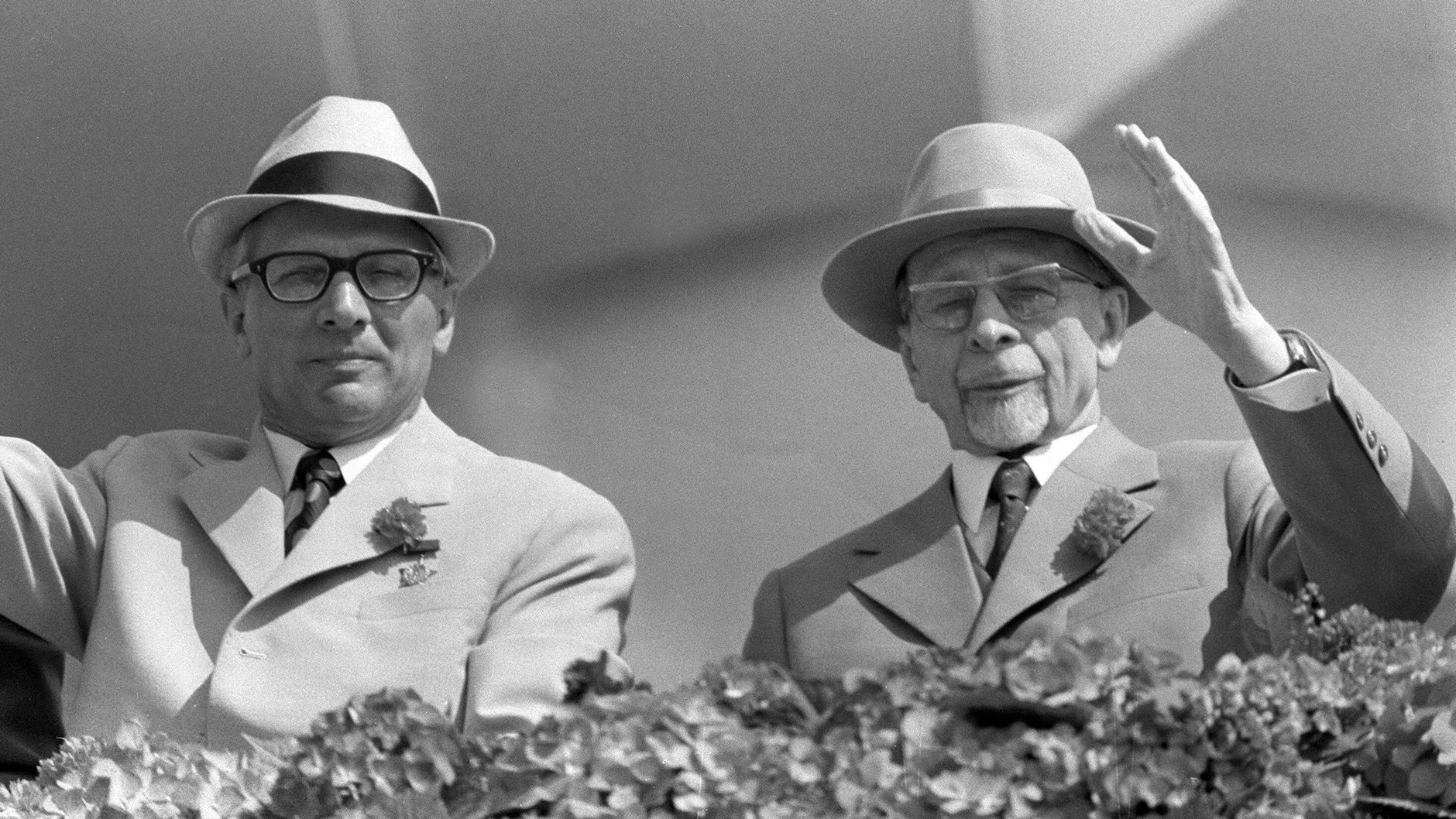 Erich Honecker und Walter Ulbricht winken bei einer Parade zum 1. Mai in der DDR von der Tribüne. Ob es zu dem Zeitpunkt noch zu kalt für Schwedenbecher war, ist nicht überliefert.
