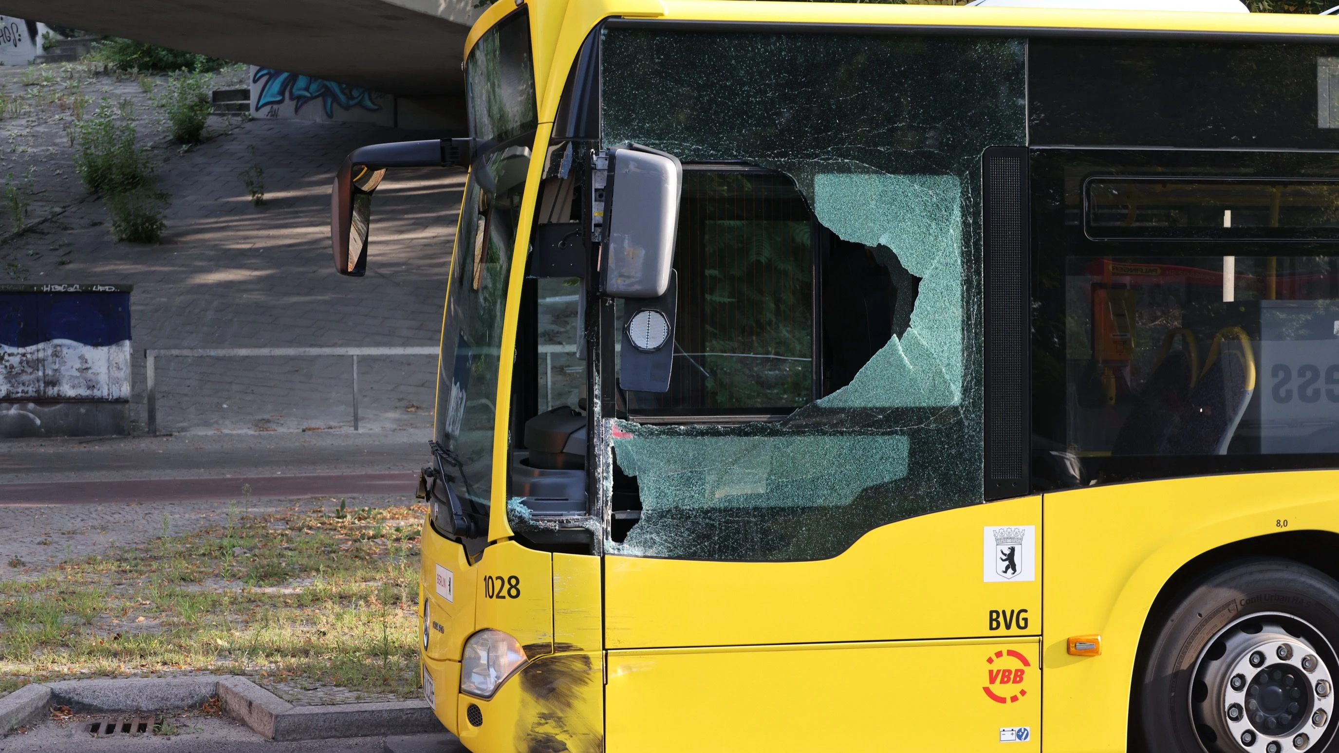 Der schwer demolierte Bus am Jacob-Kaiser-Platz.