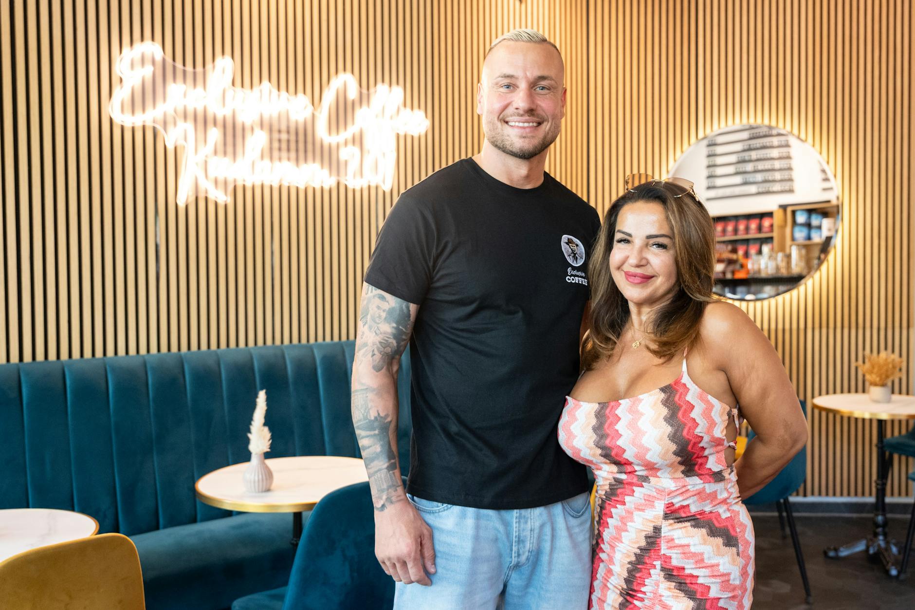 Café-Chefin Cosette Weyer gibt Eric Sindermann als Service-Kraft eine Chance.