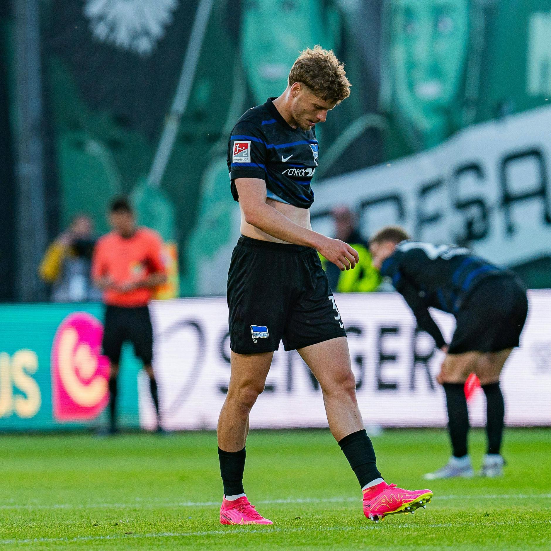 Da ließ Marton Dardai den Kopf hängen. Auch das Rückspiel im Mai ging für Hertha BSC in Münster verloren.