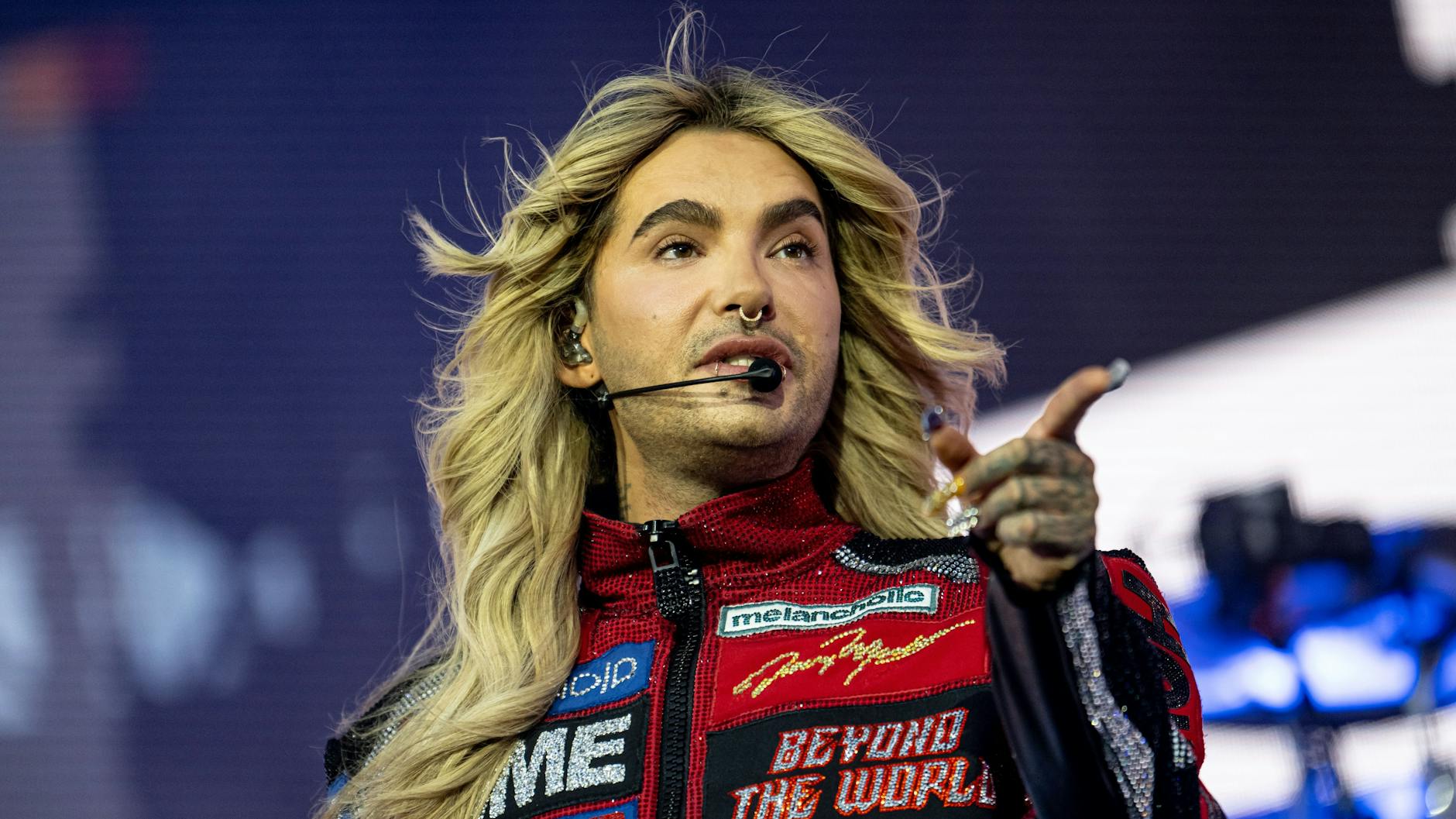 Bill Kaulitz beim Konzert von Tokio Hotel in der Wuhlheide auf der Bühne.