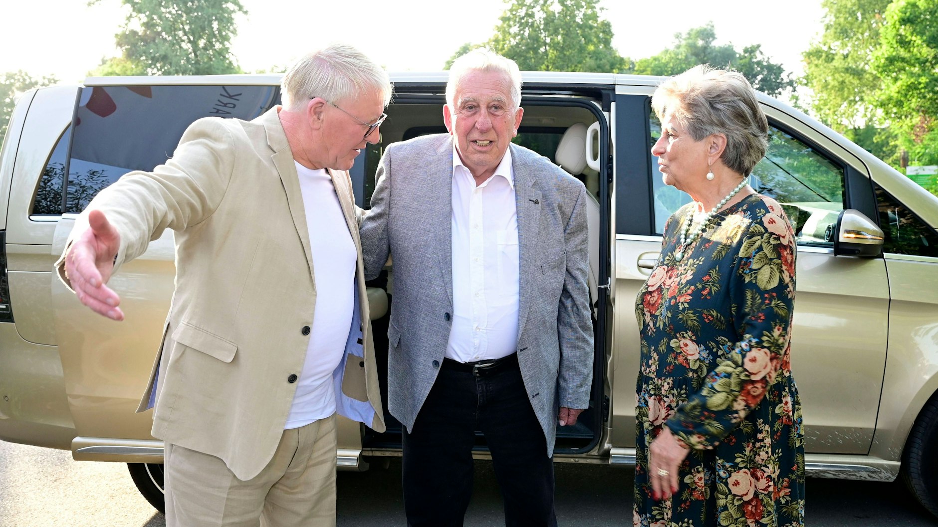 Bürgermeister Bernhard Knuth und Sängerin Dagmar Frederic holen Egon Krenz zur Premiere des Maxe-Baumann-Stückes in Beelitz ab.