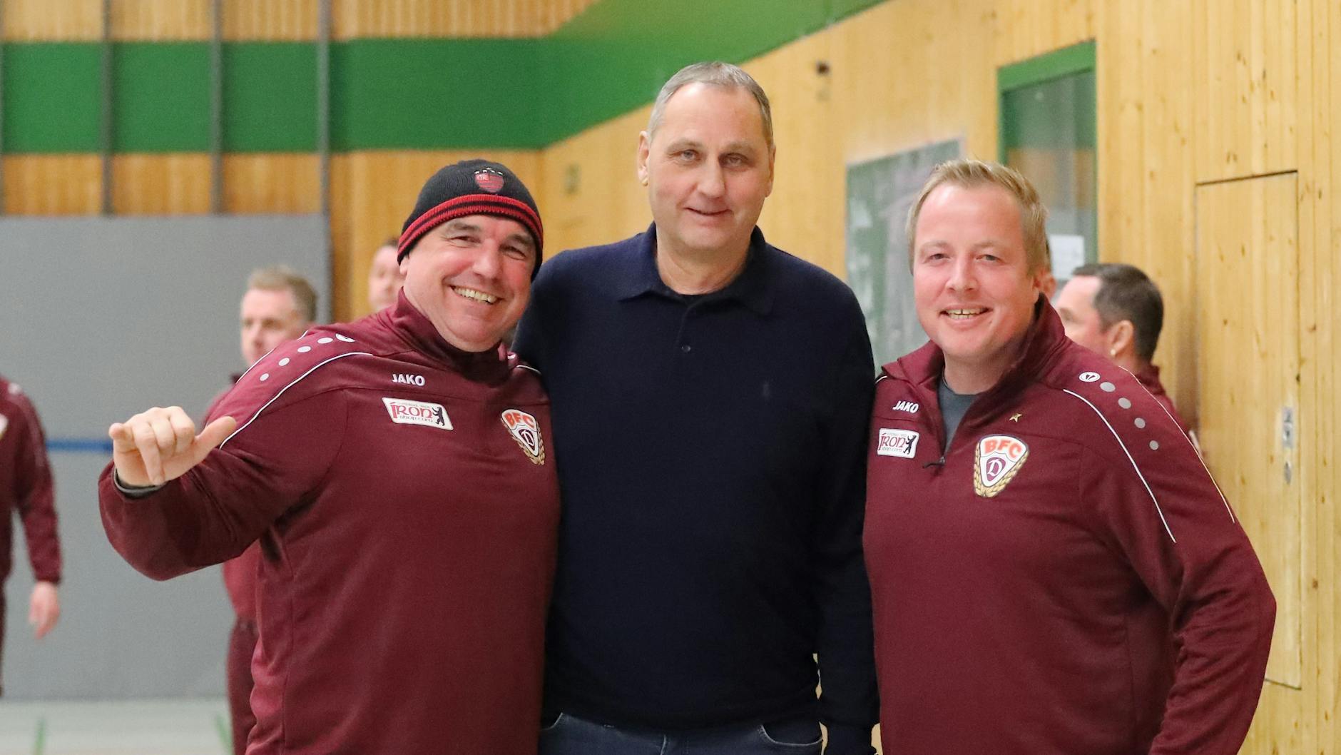 Bodo Rudwaleit (Mitte) lächelt bei der BFC-Traditionsmannschaft mit Nico Thomaschewski und Nico Hinz für die Kamera.