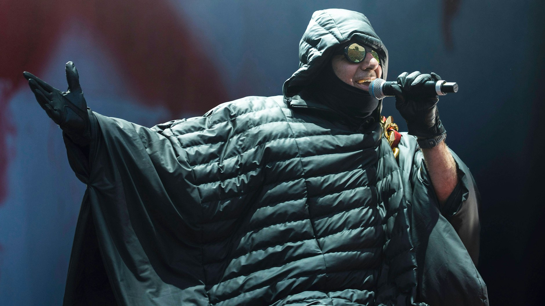Skurrile Show und Gute-Laune-Songs: Tausende werden am Samstag zu den Hits von Deichkind in der Wuhlheide feiern.