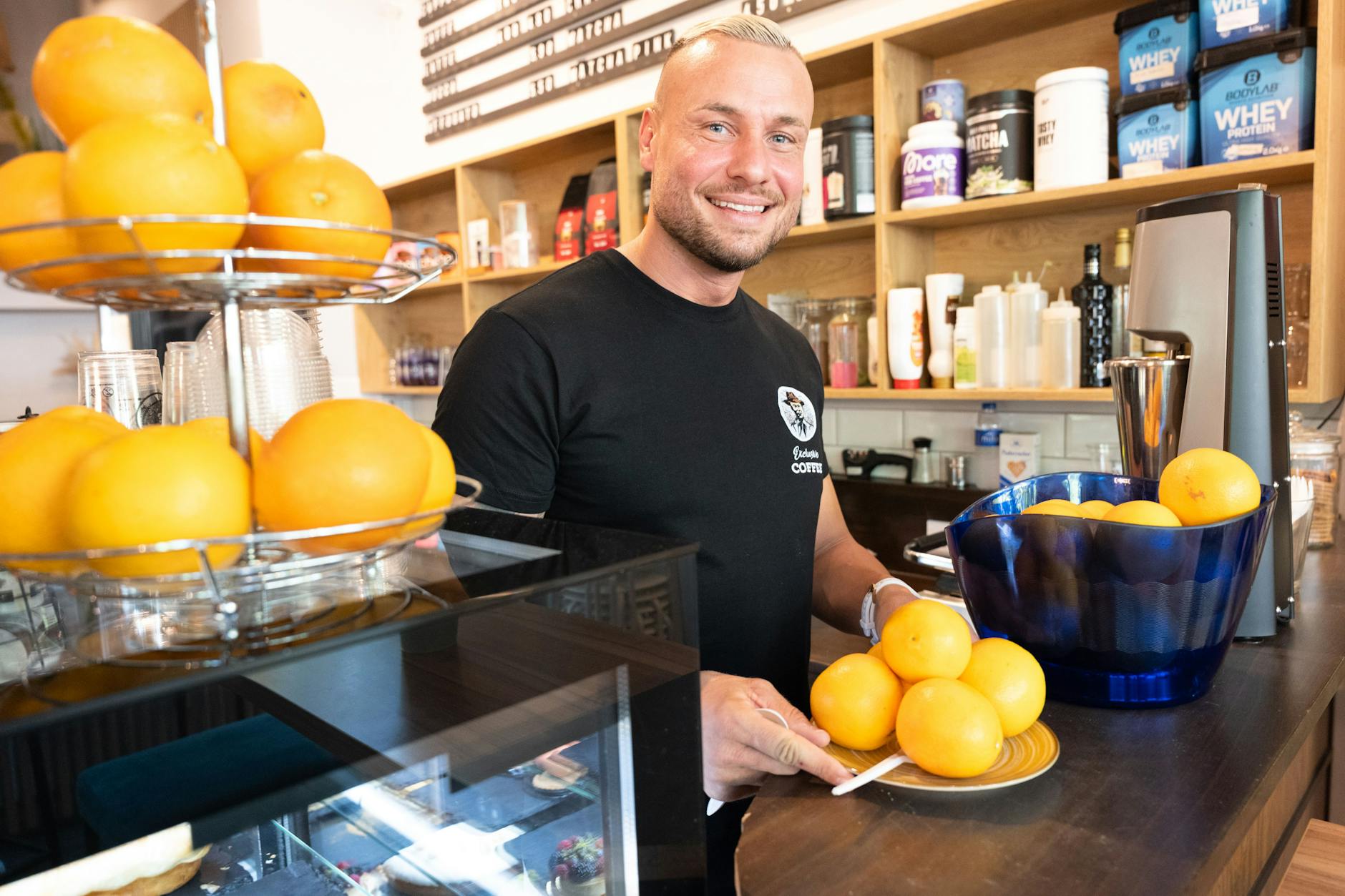 Wie macht man einen Smoothie? Eric Sindermann arbeitet sich so langsam in seinen neuen Job ein.