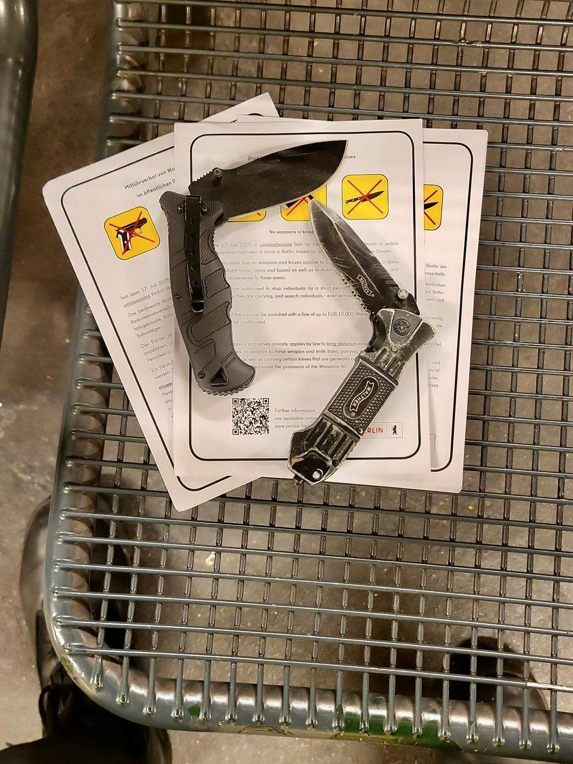 Beschlagnahmte Messer – seit 17. Juli stellte die Polizei 53 Stichwaffen sicher.