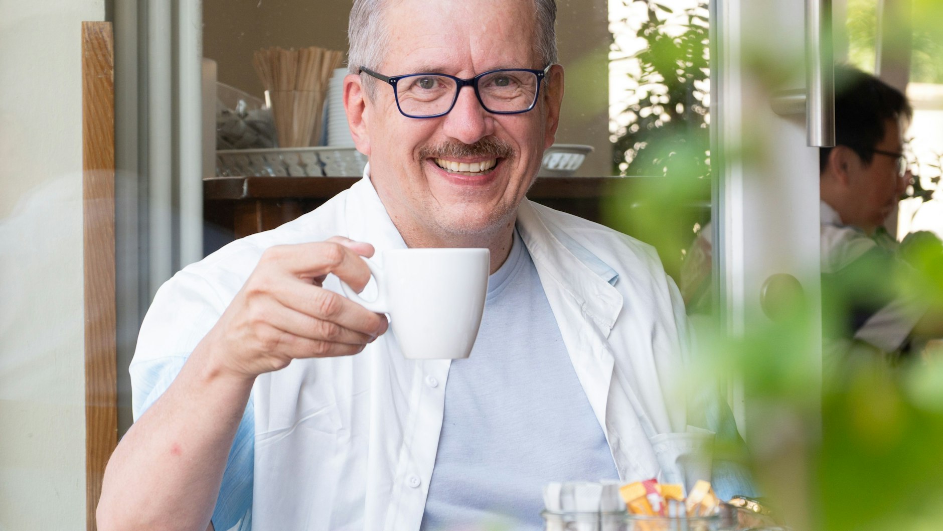 Alexander G. Schäfer: Das G. steht übrigens für Gerhard, dem Vornamen seines Vaters. Wenn Schäfer nicht Maxe Baumann spielt, moderiert er seine Bühnen-Talkshow „Schäferstündchen“.