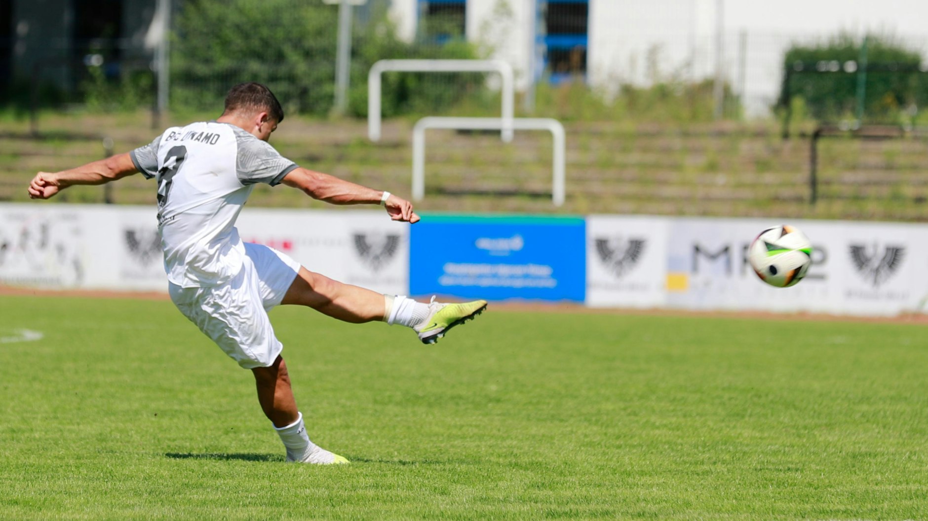 Im Regionalliga-Spiel beim BFC Preussen nimmt Jan Shcherbakovski vom BFC Dynamo volley genau Maß ...