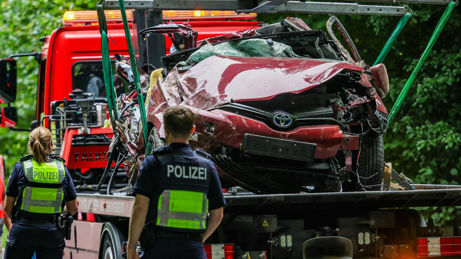 Der Toyota ist völlig demoliert. Vier Jugendliche starben bei dem Crash.