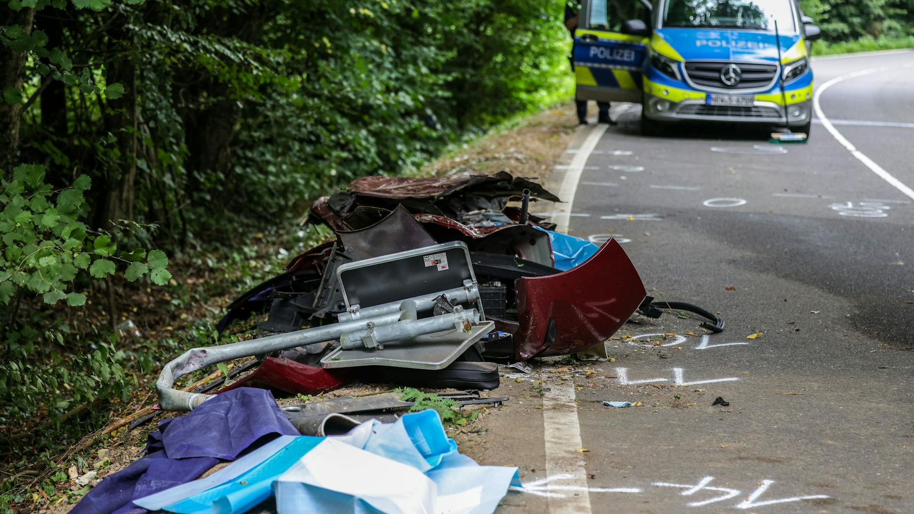 Dutzende Meter weit lagen Trümmerteile an der Unfallstelle am Straßenrand.