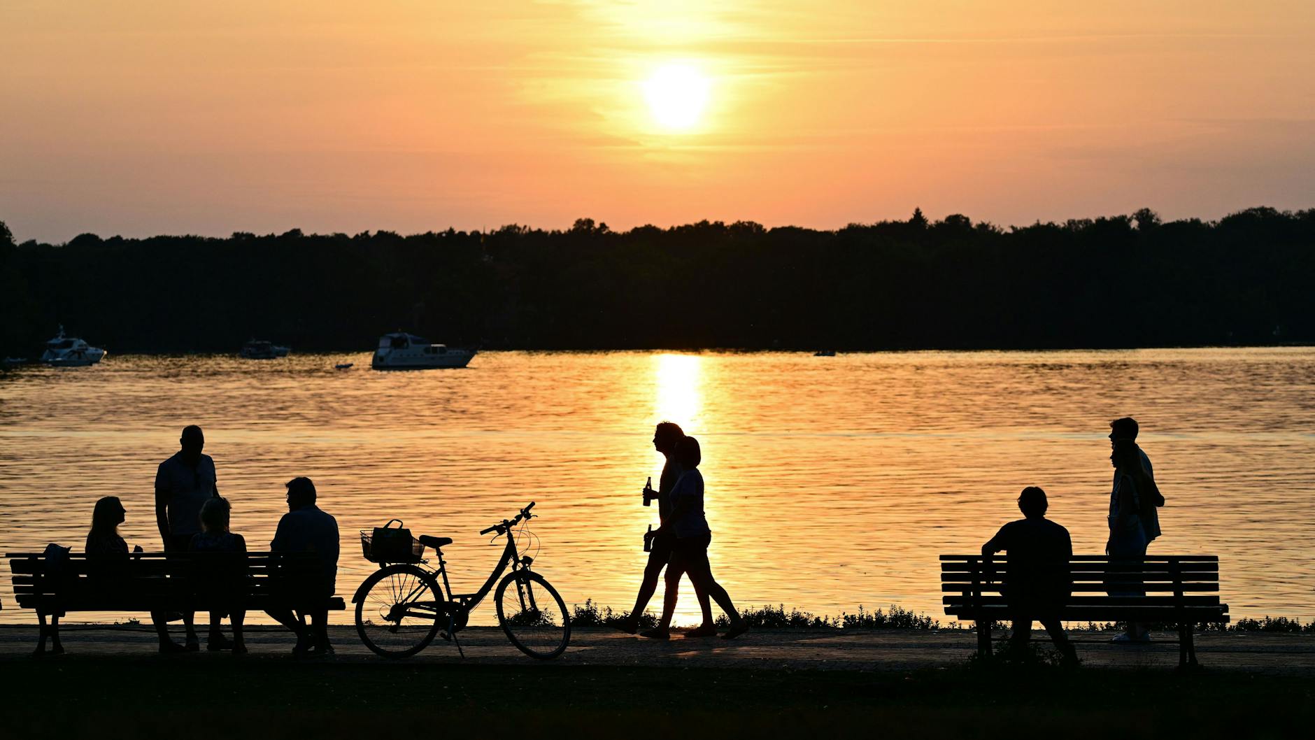 Das Wetter bleibt schön für einen Spaziergang zum Sonnenuntergang am Ufer des Tegeler Sees.