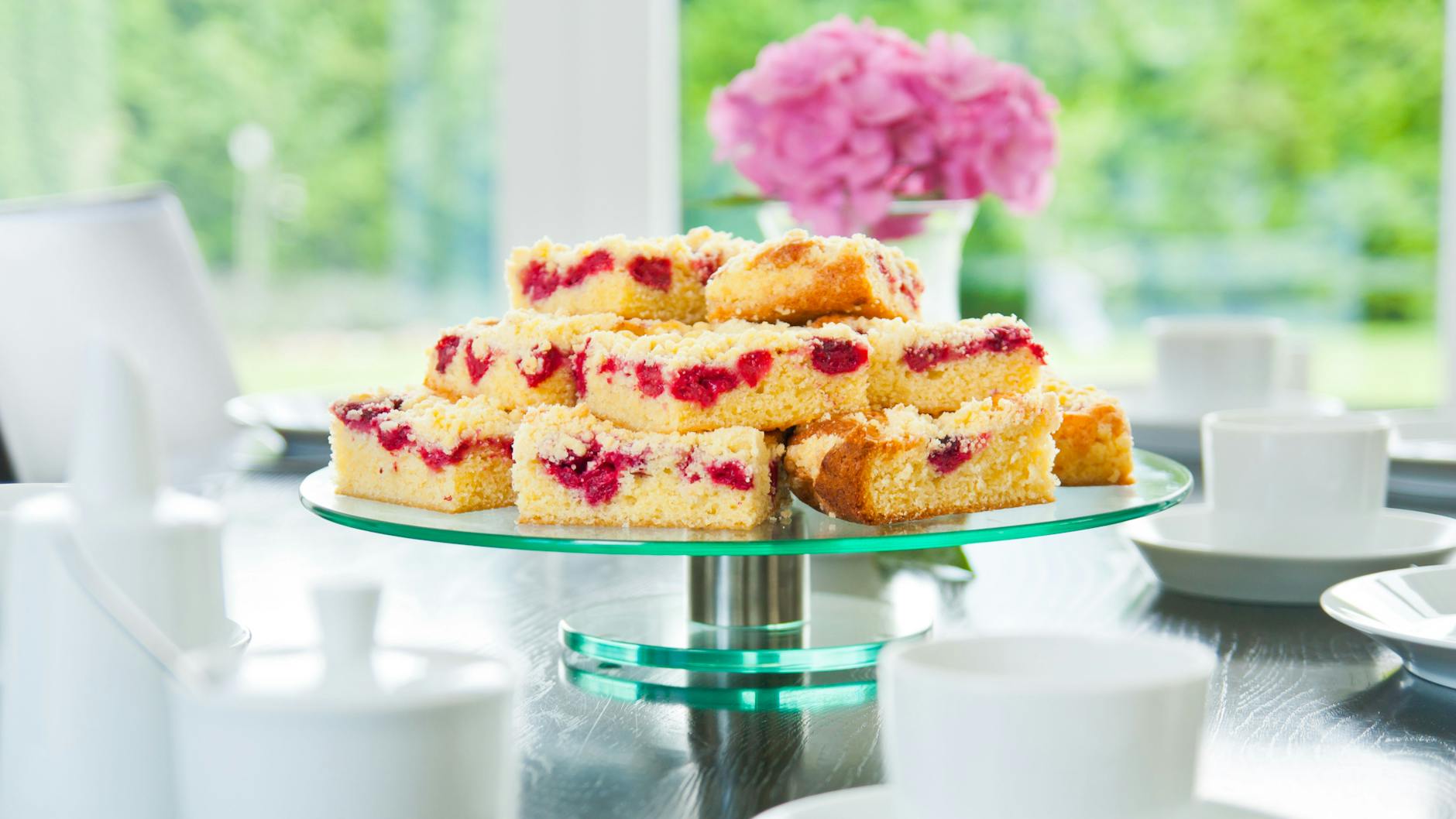Die saftig-knusprigen Streuselkuchen-Schnitten können Sie auch mit anderem Obst machen, etwa mit Kirschen oder Pflaumen aus dem Glas.